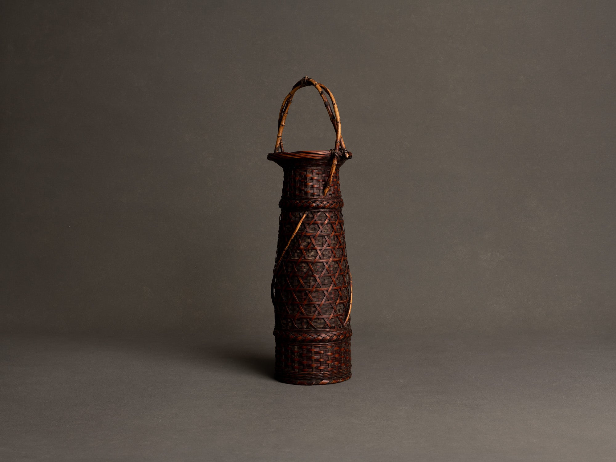 Rare hanakago, haut panier à anse pour l'ikebana, Japon (Ère Taishō / début ère Shōwa)..Huge Hanakago Ikebana bamboo basket with natural bamboo handle, Japan (Taishō era / early Shōwa era)