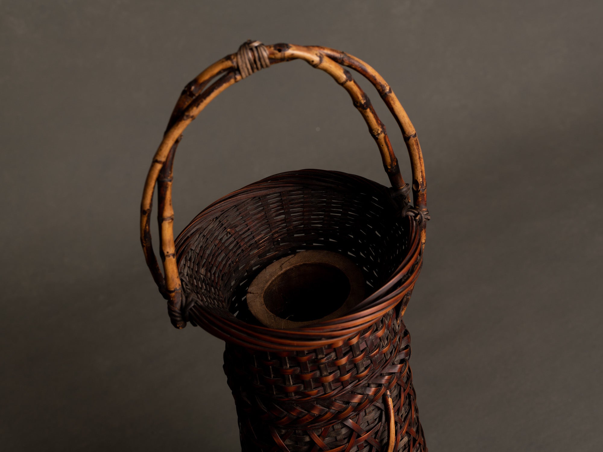 Rare hanakago, haut panier à anse pour l'ikebana, Japon (Ère Taishō / début ère Shōwa)..Huge Hanakago Ikebana bamboo basket with natural bamboo handle, Japan (Taishō era / early Shōwa era)