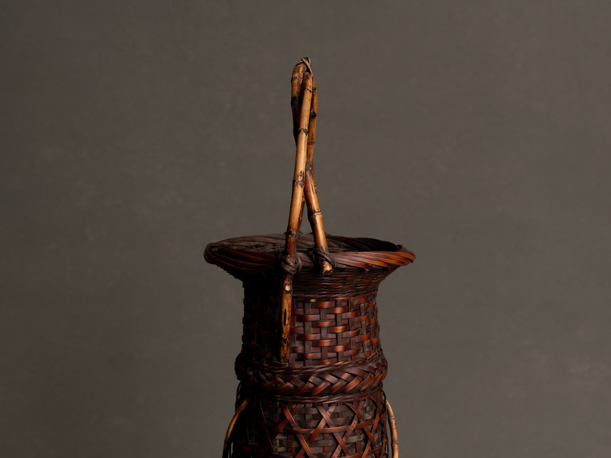 Rare hanakago, haut panier à anse pour l'ikebana, Japon (Ère Taishō / début ère Shōwa)..Huge Hanakago Ikebana bamboo basket with natural bamboo handle, Japan (Taishō era / early Shōwa era)