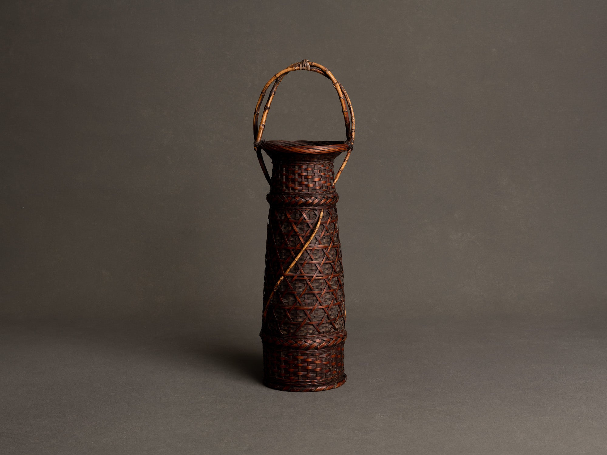 Rare hanakago, haut panier à anse pour l'ikebana, Japon (Ère Taishō / début ère Shōwa)..Huge Hanakago Ikebana bamboo basket with natural bamboo handle, Japan (Taishō era / early Shōwa era)