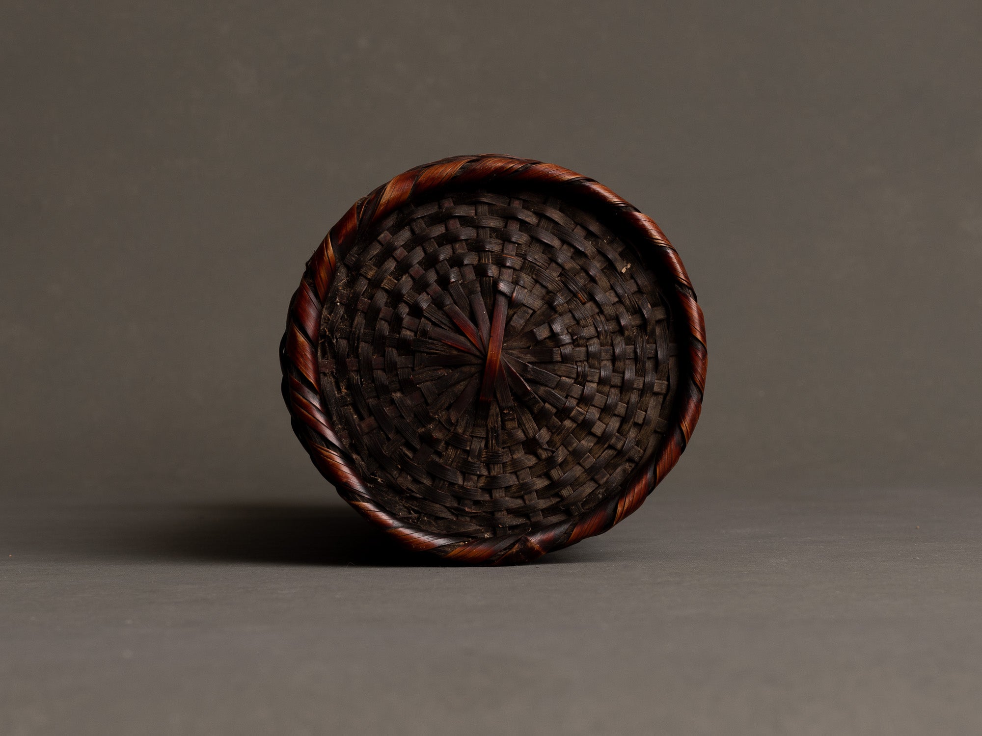 Rare hanakago, haut panier à anse pour l'ikebana, Japon (Ère Taishō / début ère Shōwa)..Huge Hanakago Ikebana bamboo basket with natural bamboo handle, Japan (Taishō era / early Shōwa era)
