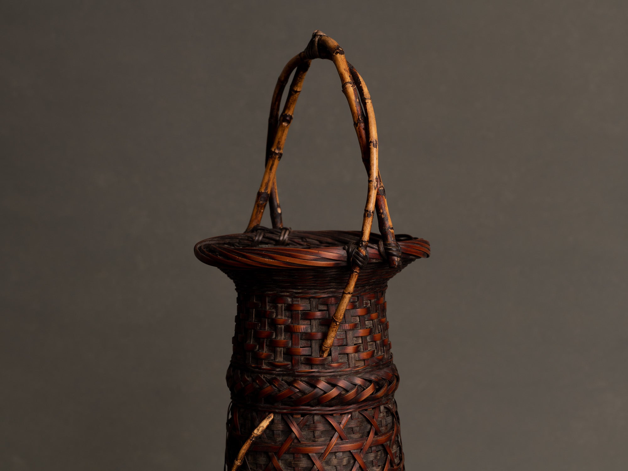 Rare hanakago, haut panier à anse pour l'ikebana, Japon (Ère Taishō / début ère Shōwa)..Huge Hanakago Ikebana bamboo basket with natural bamboo handle, Japan (Taishō era / early Shōwa era)