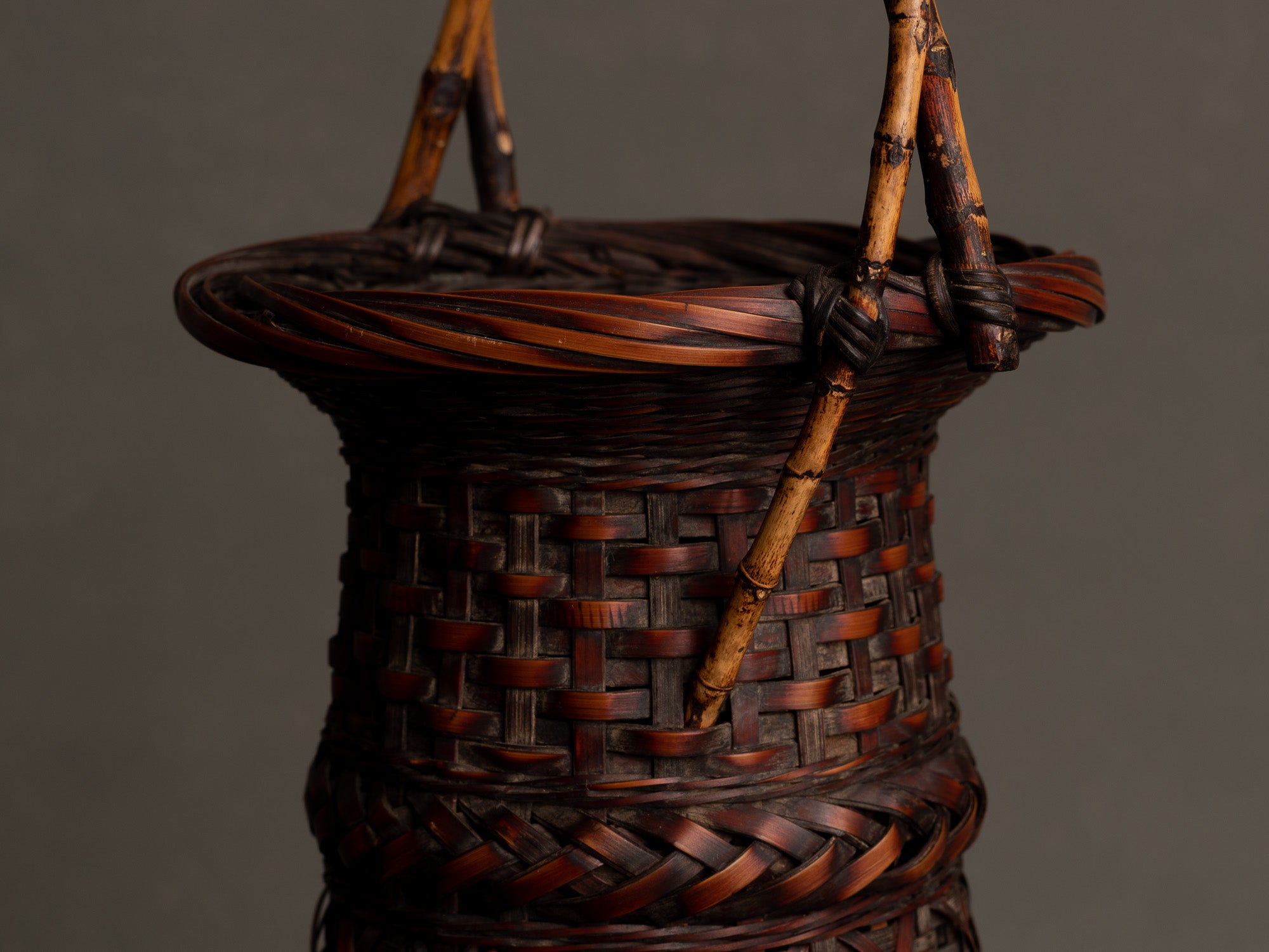 Rare hanakago, haut panier à anse pour l'ikebana, Japon (Ère Taishō / début ère Shōwa)..Huge Hanakago Ikebana bamboo basket with natural bamboo handle, Japan (Taishō era / early Shōwa era)
