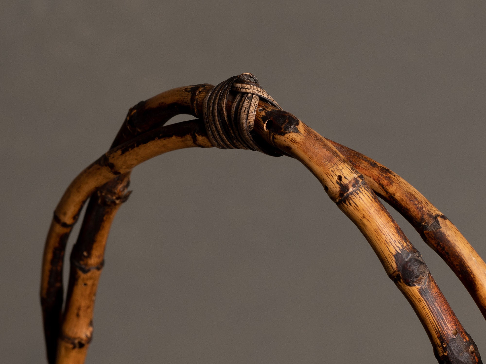 Rare hanakago, haut panier à anse pour l'ikebana, Japon (Ère Taishō / début ère Shōwa)..Huge Hanakago Ikebana bamboo basket with natural bamboo handle, Japan (Taishō era / early Shōwa era)