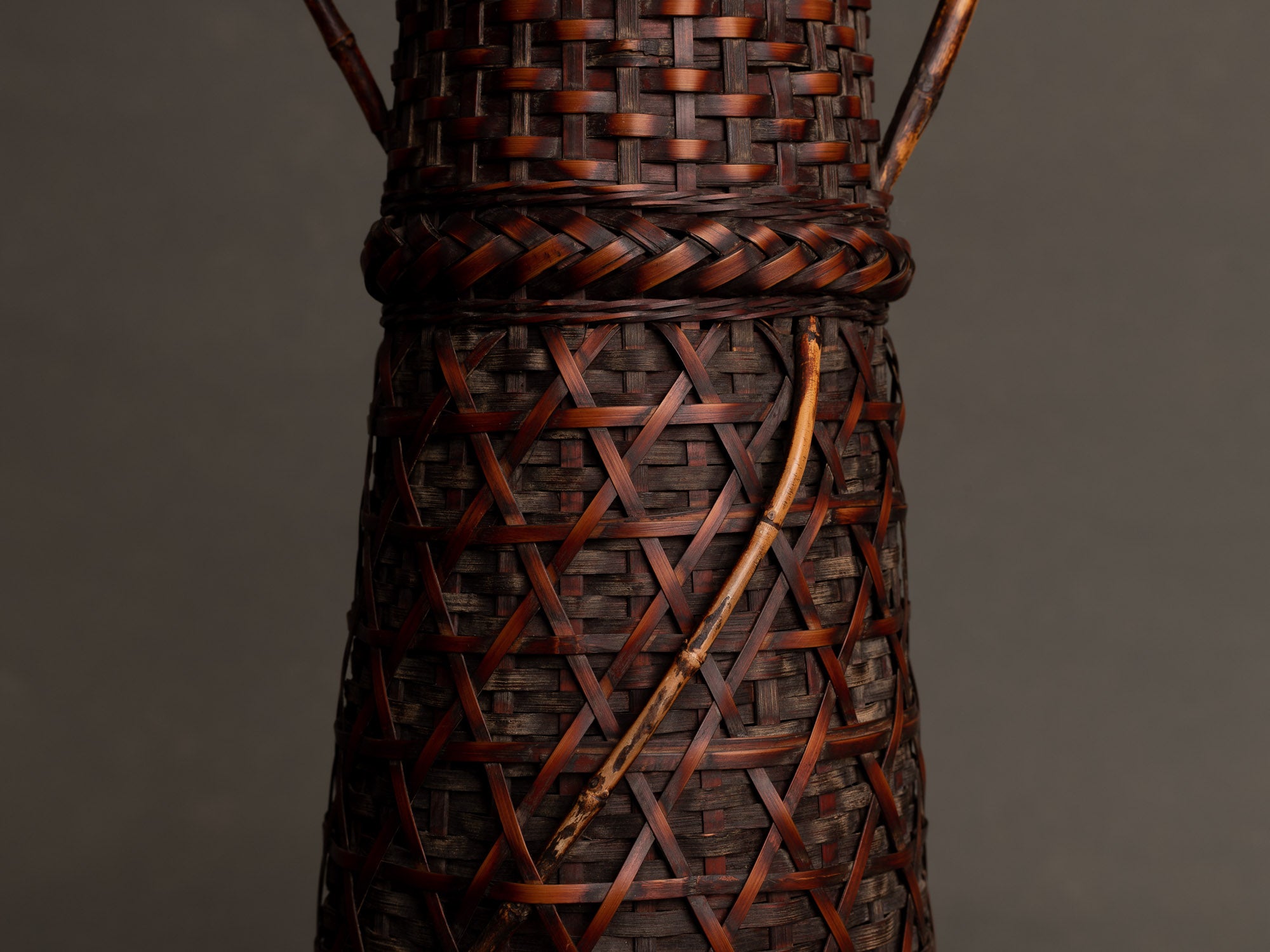 Rare hanakago, haut panier à anse pour l'ikebana, Japon (Ère Taishō / début ère Shōwa)..Huge Hanakago Ikebana bamboo basket with natural bamboo handle, Japan (Taishō era / early Shōwa era)