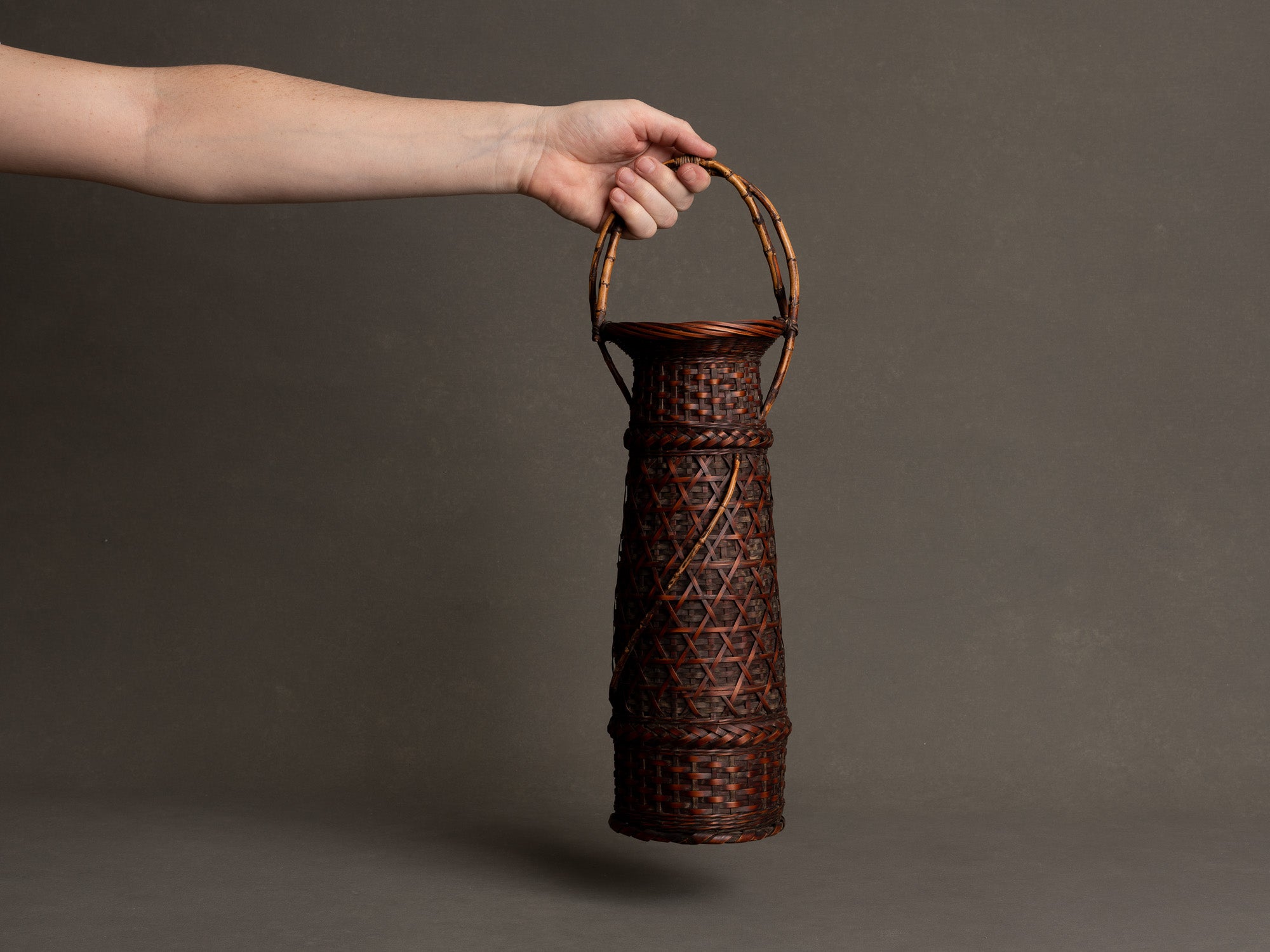 Rare hanakago, haut panier à anse pour l'ikebana, Japon (Ère Taishō / début ère Shōwa)..Huge Hanakago Ikebana bamboo basket with natural bamboo handle, Japan (Taishō era / early Shōwa era)
