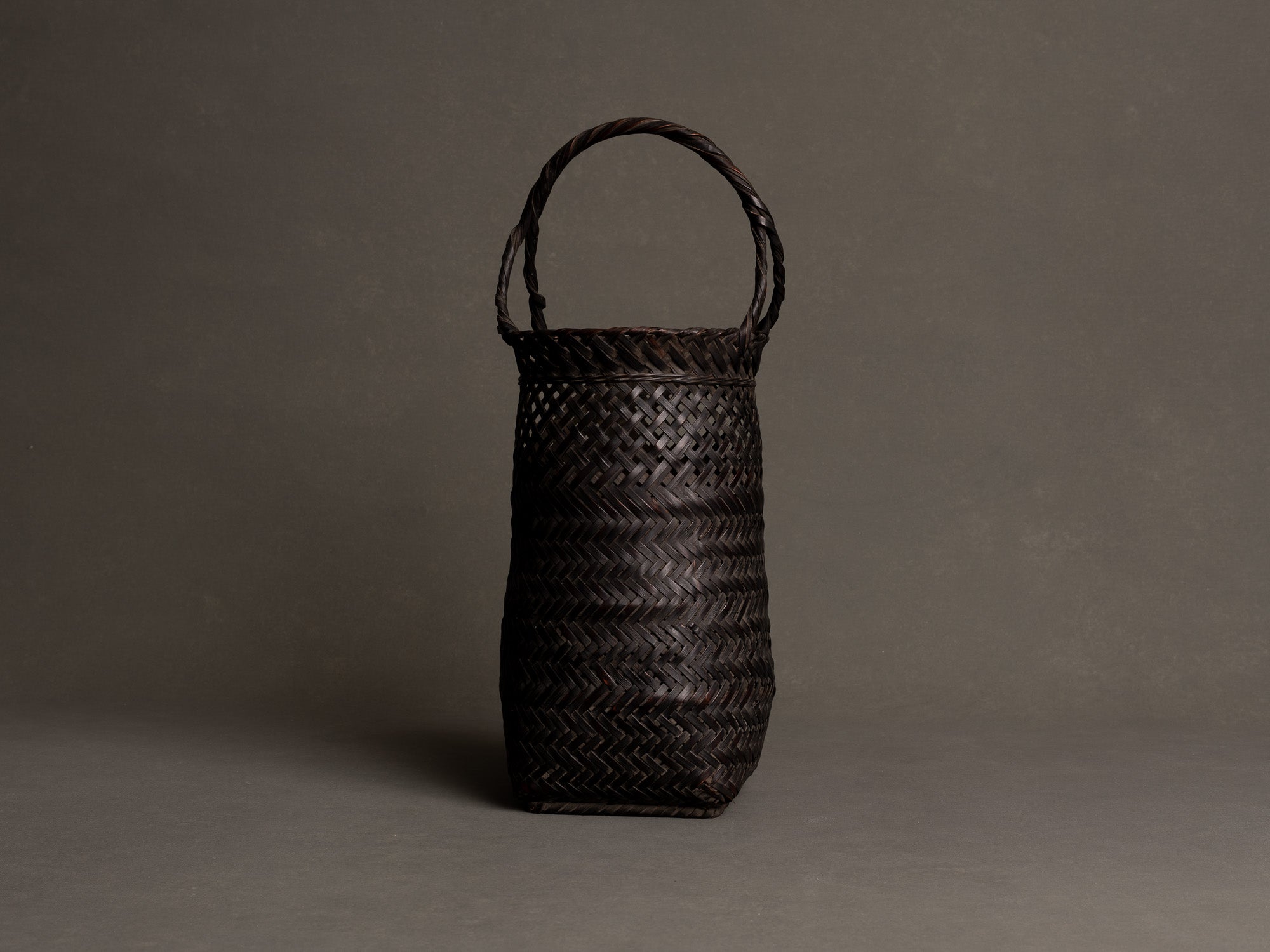Hanakago, Panier ansé en bambou pour l'ikebana, Japon (Ère Taishō / Début ère Shōwa)..Hanakago Ikebana handled bamboo basket, Japan (Taishō era / early Shōwa era)