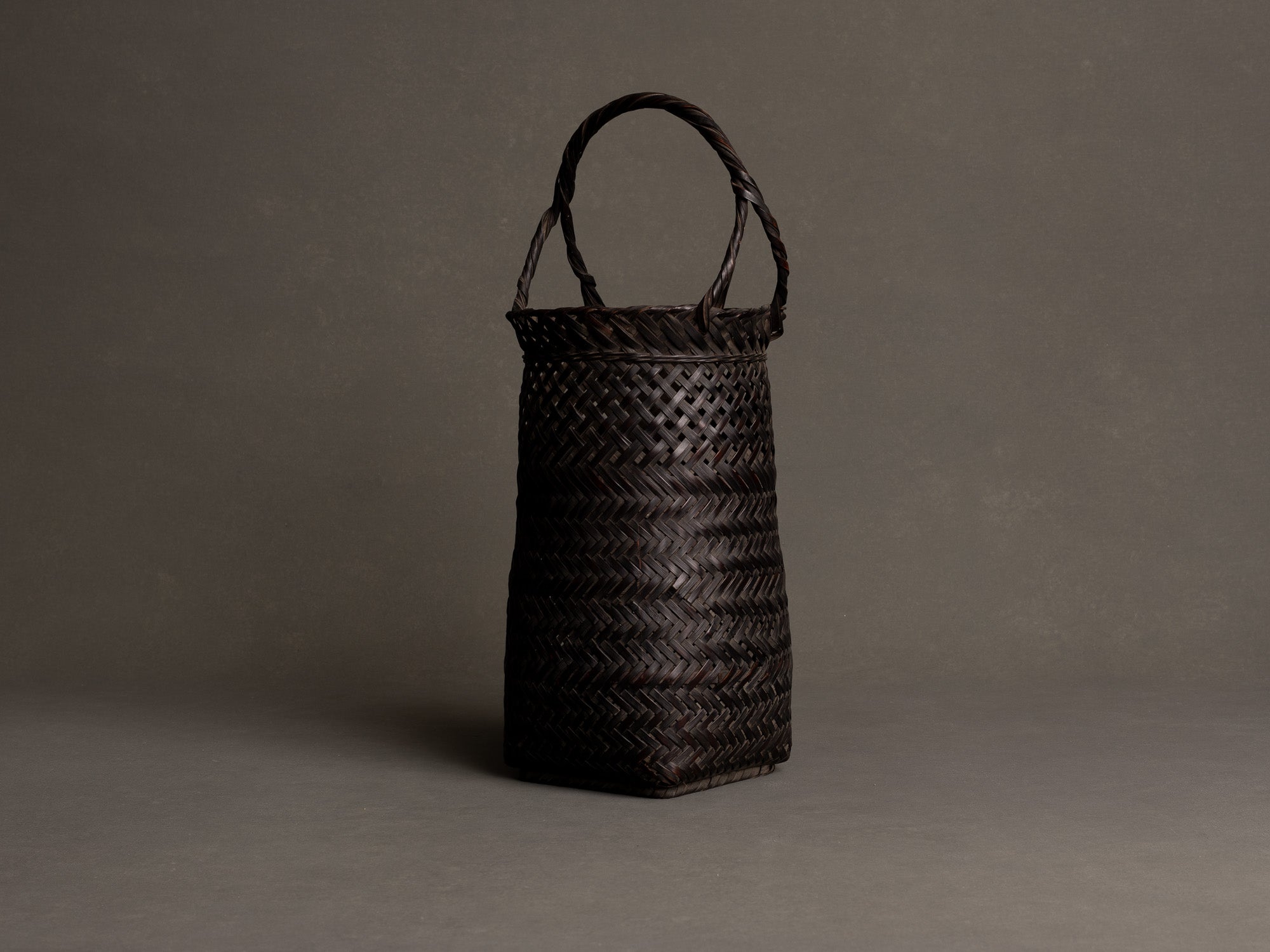 Hanakago, Panier ansé en bambou pour l'ikebana, Japon (Ère Taishō / Début ère Shōwa)..Hanakago Ikebana handled bamboo basket, Japan (Taishō era / early Shōwa era)