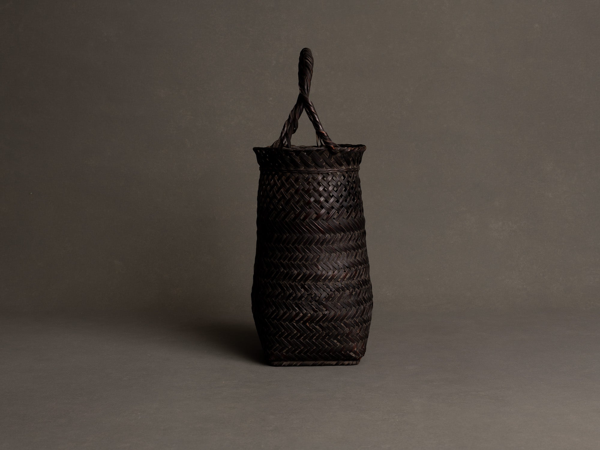 Hanakago, Panier ansé en bambou pour l'ikebana, Japon (Ère Taishō / Début ère Shōwa)..Hanakago Ikebana handled bamboo basket, Japan (Taishō era / early Shōwa era)
