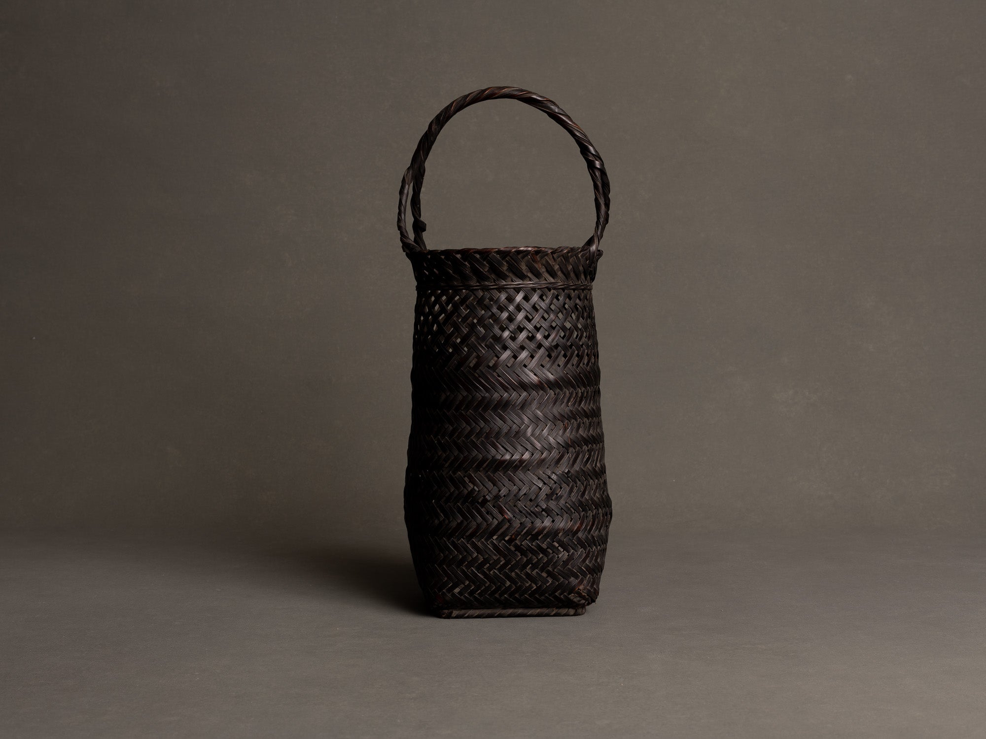 Hanakago, Panier ansé en bambou pour l'ikebana, Japon (Ère Taishō / Début ère Shōwa)..Hanakago Ikebana handled bamboo basket, Japan (Taishō era / early Shōwa era)