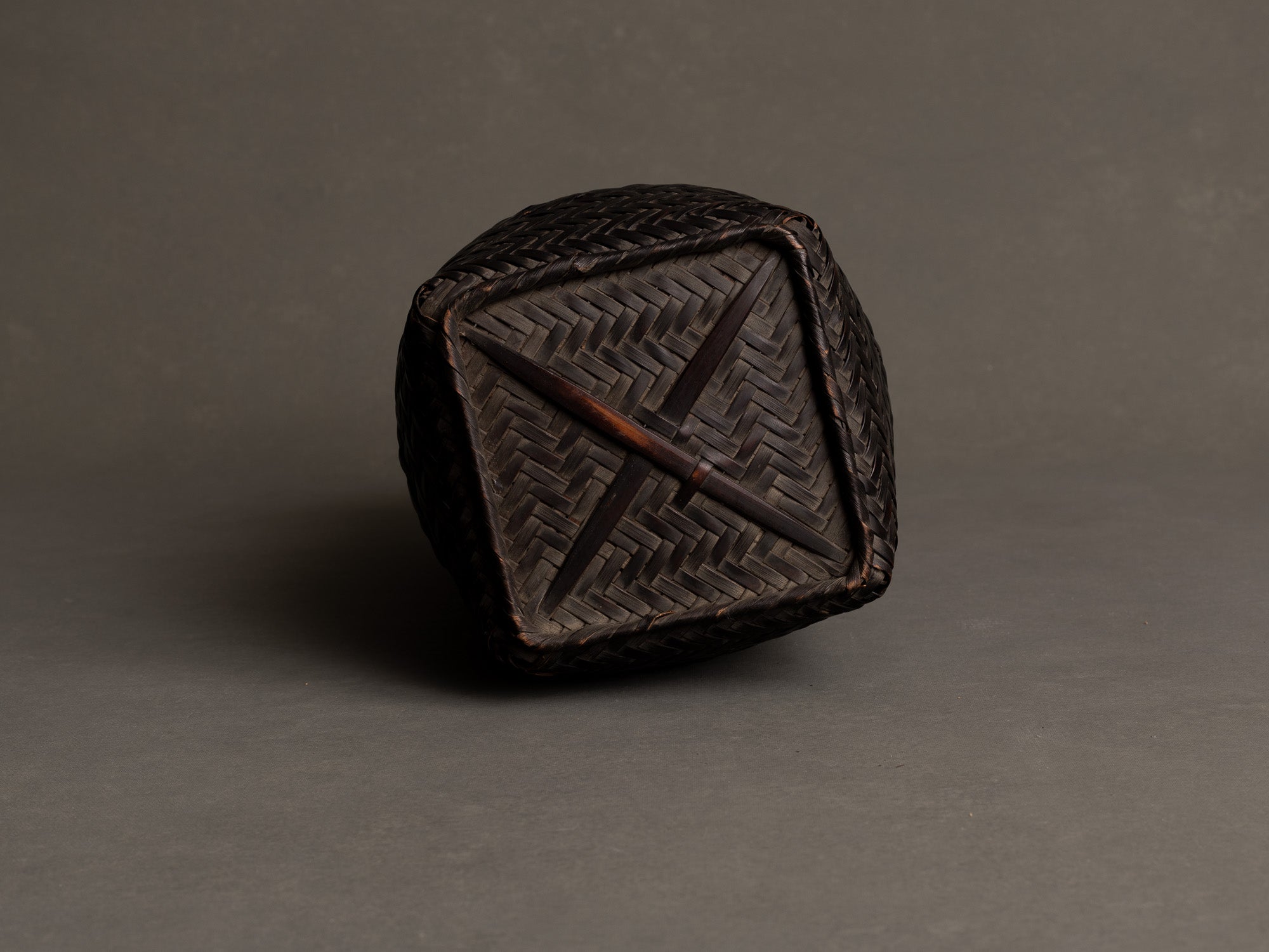 Hanakago, Panier ansé en bambou pour l'ikebana, Japon (Ère Taishō / Début ère Shōwa)..Hanakago Ikebana handled bamboo basket, Japan (Taishō era / early Shōwa era)