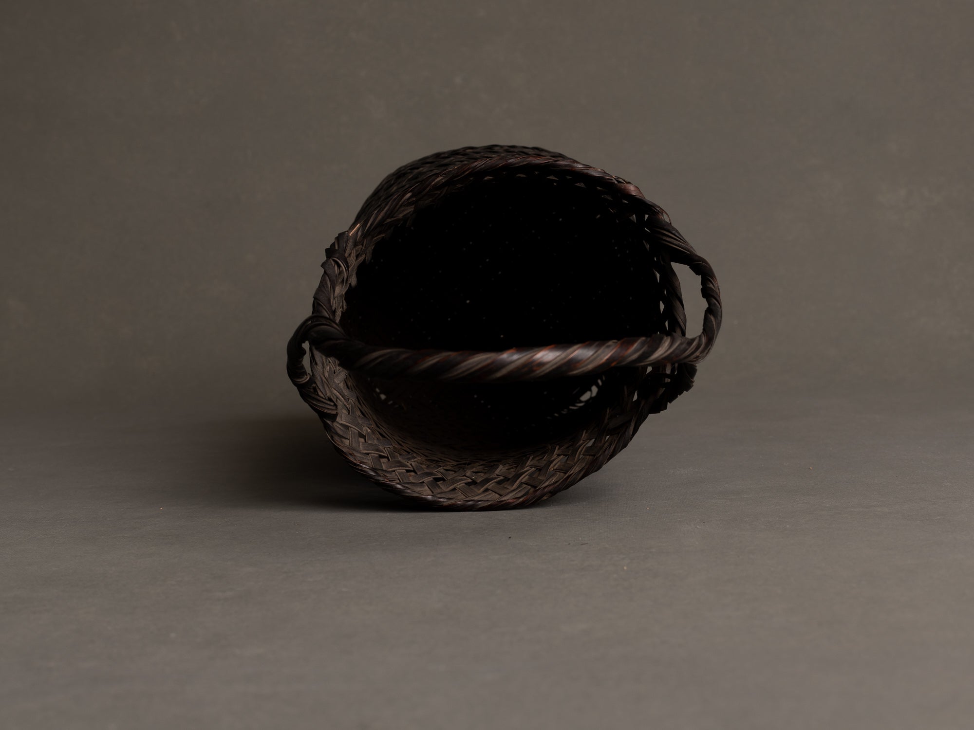 Hanakago, Panier ansé en bambou pour l'ikebana, Japon (Ère Taishō / Début ère Shōwa)..Hanakago Ikebana handled bamboo basket, Japan (Taishō era / early Shōwa era)