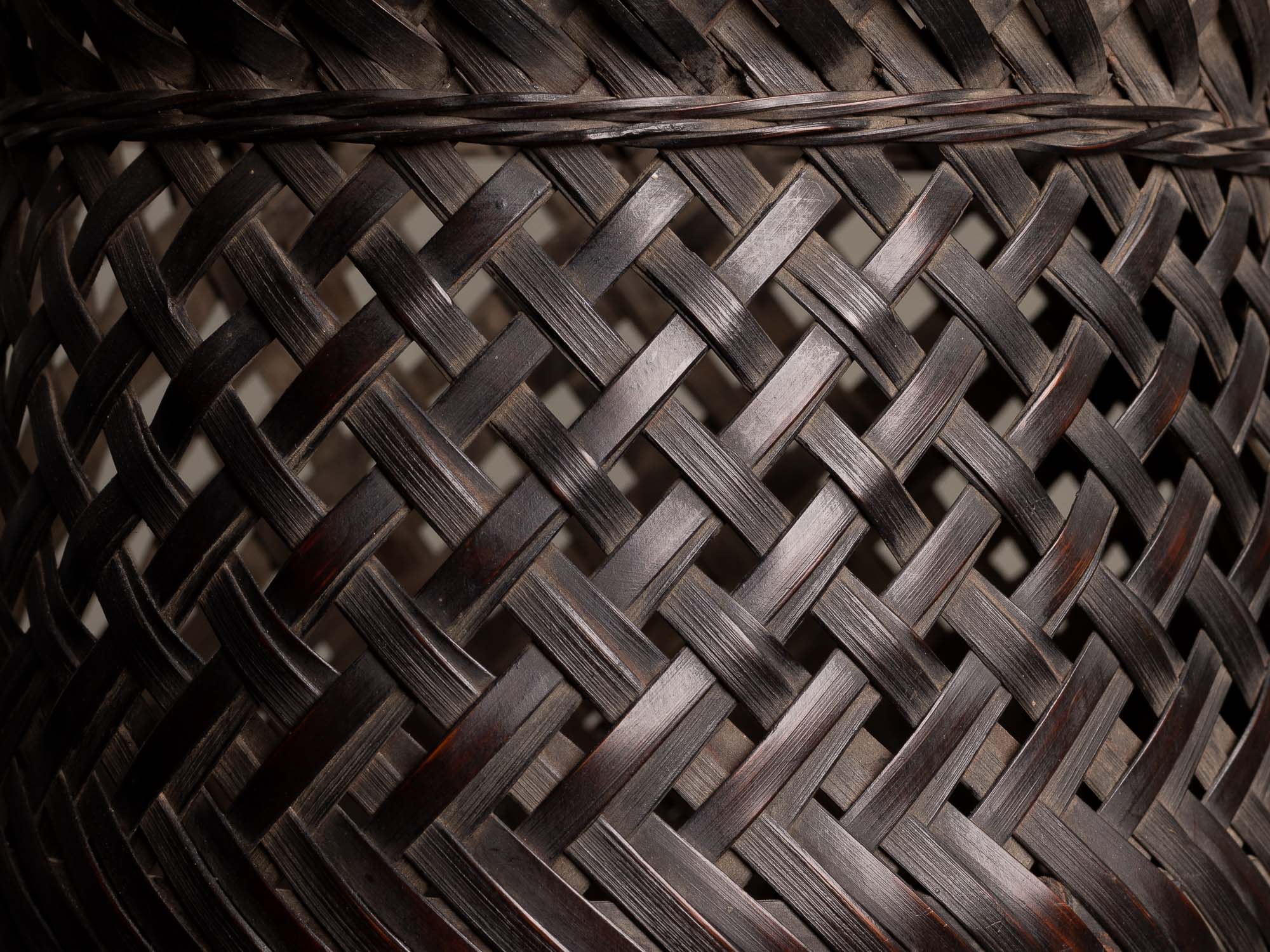 Hanakago, Panier ansé en bambou pour l'ikebana, Japon (Ère Taishō / Début ère Shōwa)..Hanakago Ikebana handled bamboo basket, Japan (Taishō era / early Shōwa era)