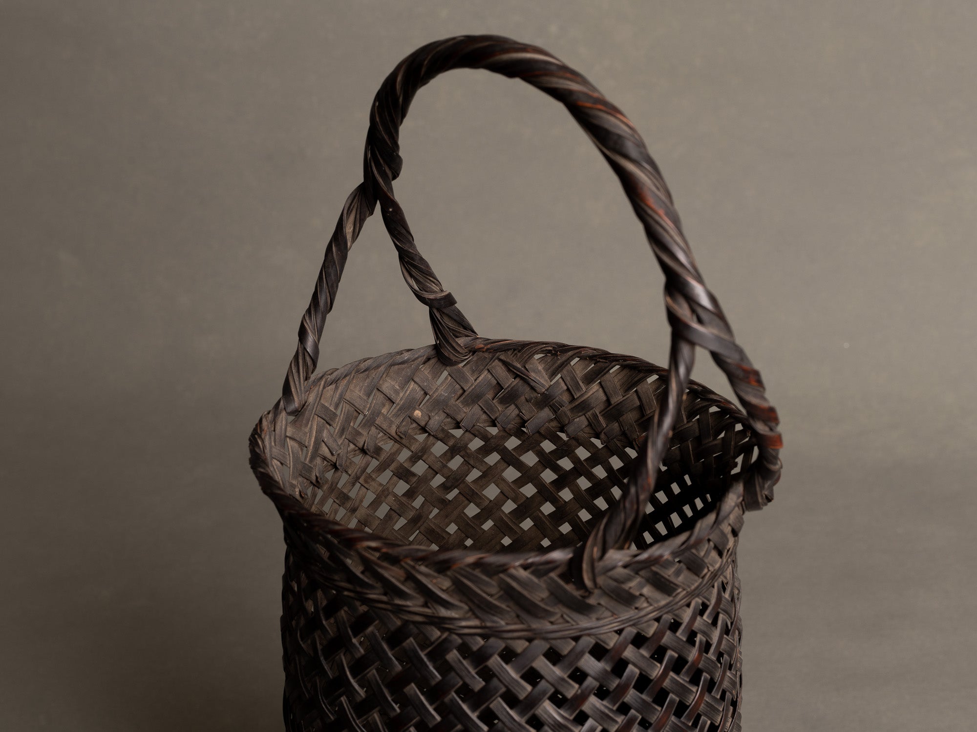 Hanakago, Panier ansé en bambou pour l'ikebana, Japon (Ère Taishō / Début ère Shōwa)..Hanakago Ikebana handled bamboo basket, Japan (Taishō era / early Shōwa era)