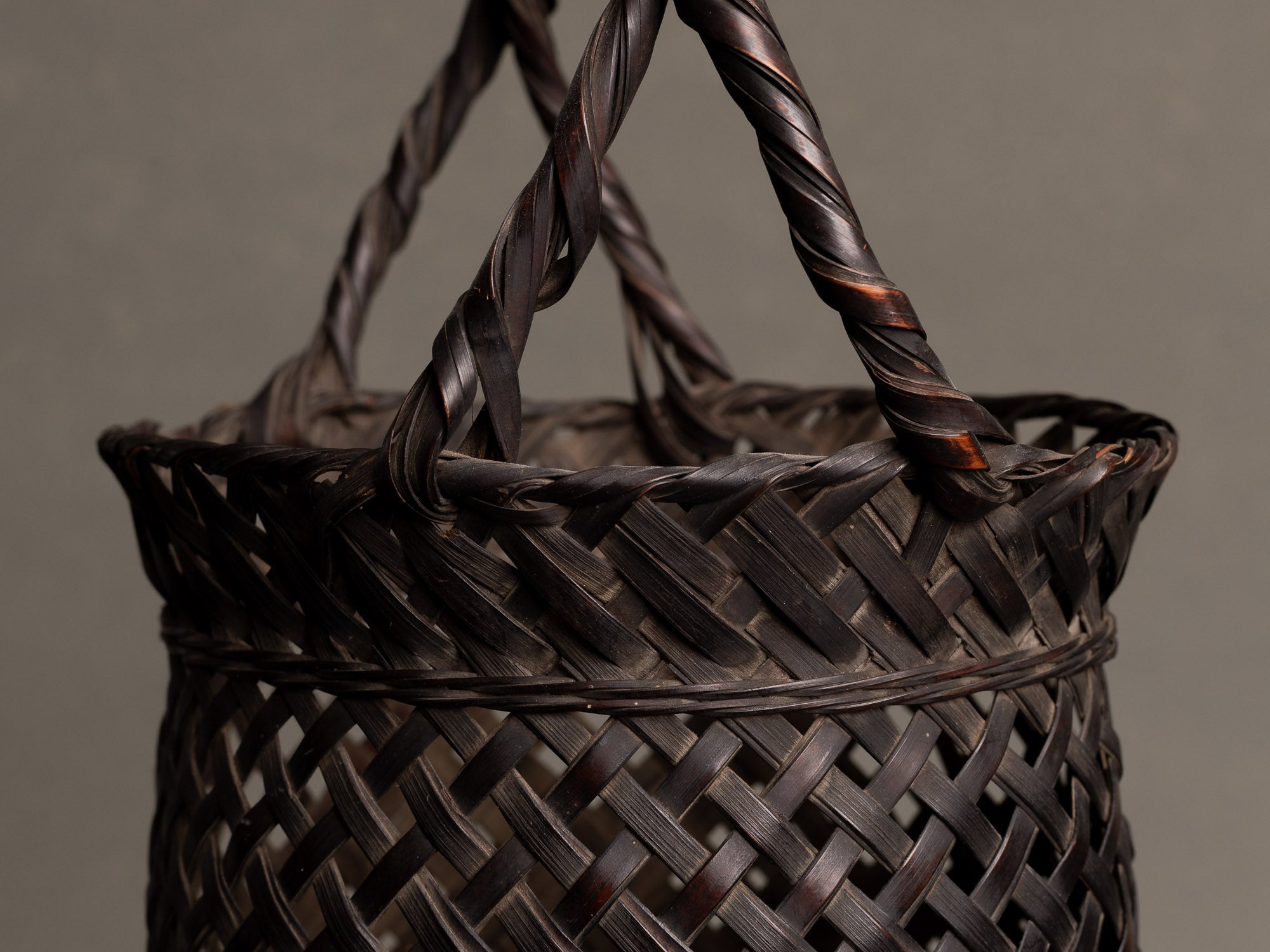 Hanakago, Panier ansé en bambou pour l'ikebana, Japon (Ère Taishō / Début ère Shōwa)..Hanakago Ikebana handled bamboo basket, Japan (Taishō era / early Shōwa era)
