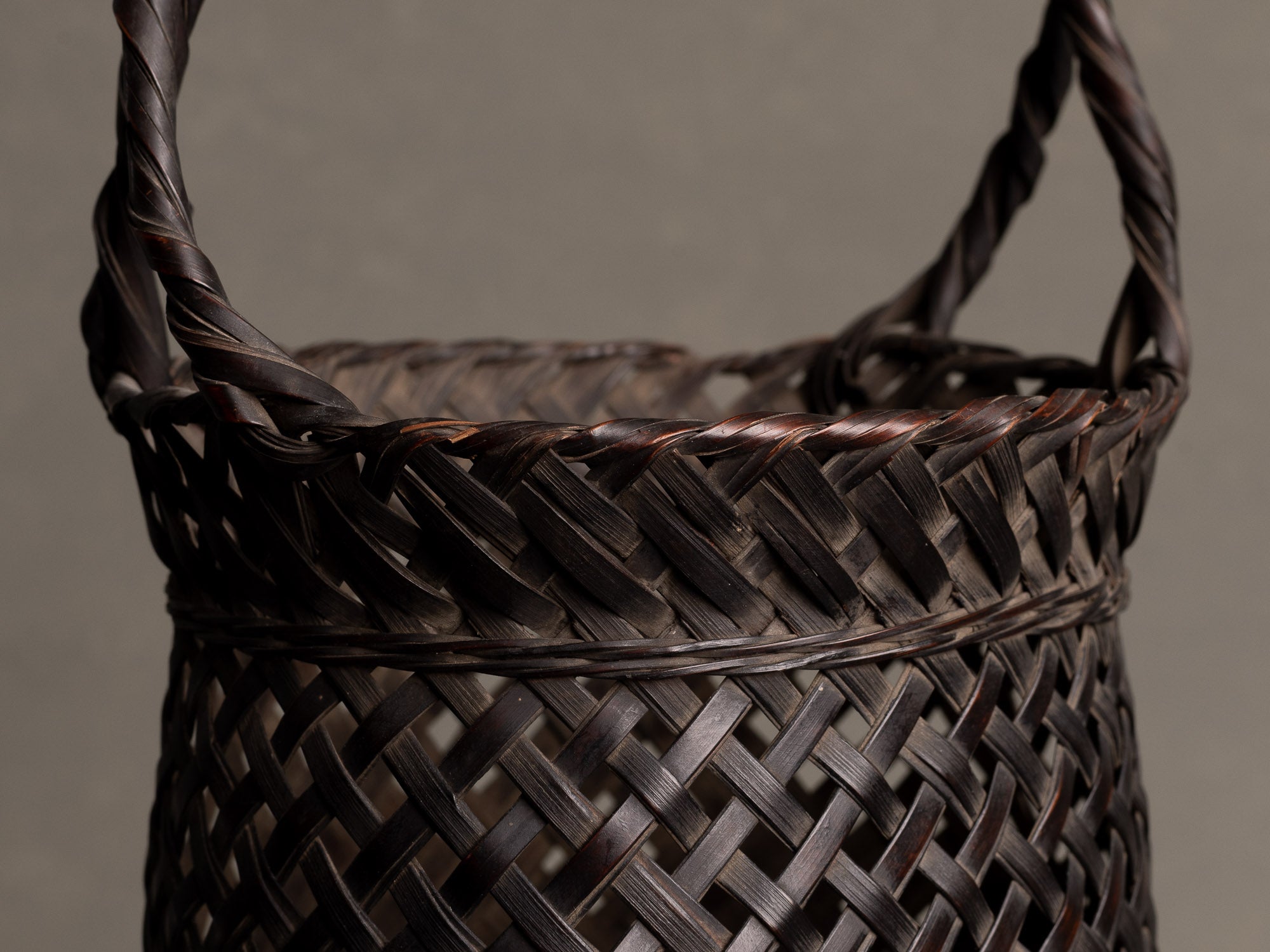Hanakago, Panier ansé en bambou pour l'ikebana, Japon (Ère Taishō / Début ère Shōwa)..Hanakago Ikebana handled bamboo basket, Japan (Taishō era / early Shōwa era)