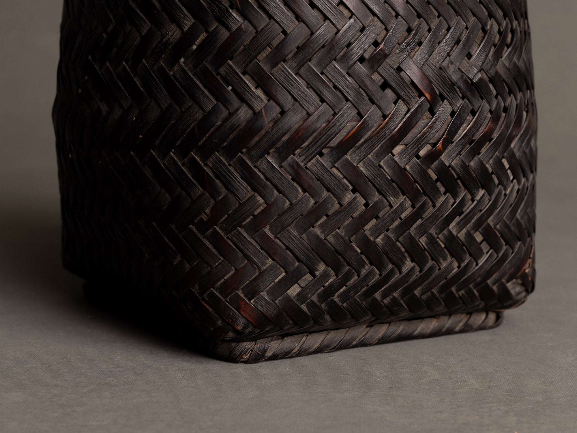 Hanakago, Panier ansé en bambou pour l'ikebana, Japon (Ère Taishō / Début ère Shōwa)..Hanakago Ikebana handled bamboo basket, Japan (Taishō era / early Shōwa era)