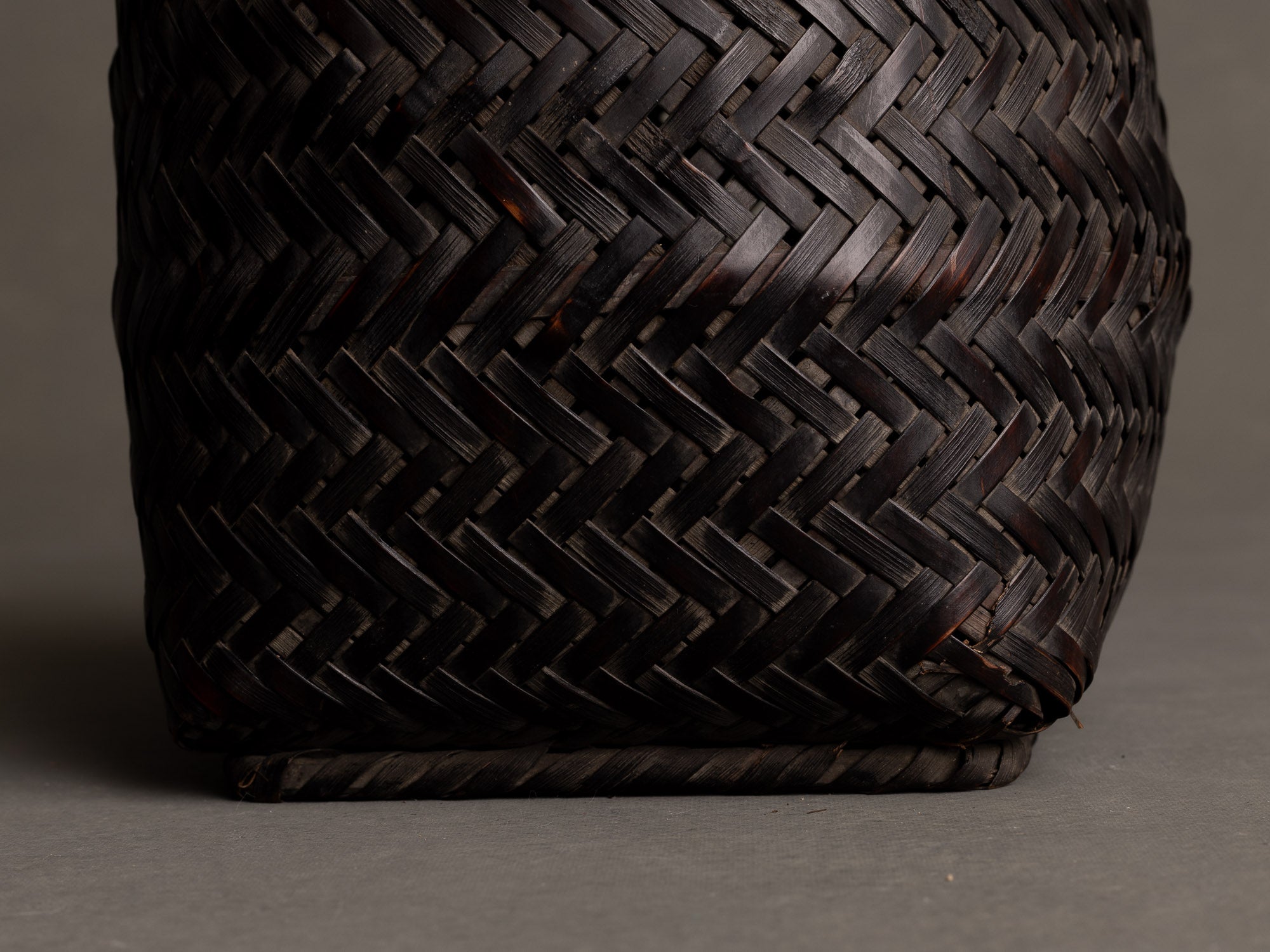 Hanakago, Panier ansé en bambou pour l'ikebana, Japon (Ère Taishō / Début ère Shōwa)..Hanakago Ikebana handled bamboo basket, Japan (Taishō era / early Shōwa era)
