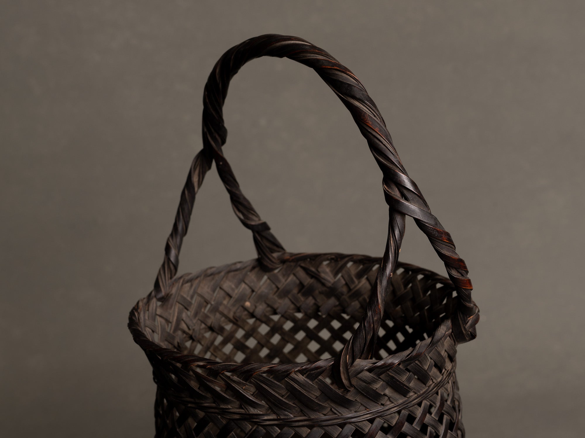 Hanakago, Panier ansé en bambou pour l'ikebana, Japon (Ère Taishō / Début ère Shōwa)..Hanakago Ikebana handled bamboo basket, Japan (Taishō era / early Shōwa era)