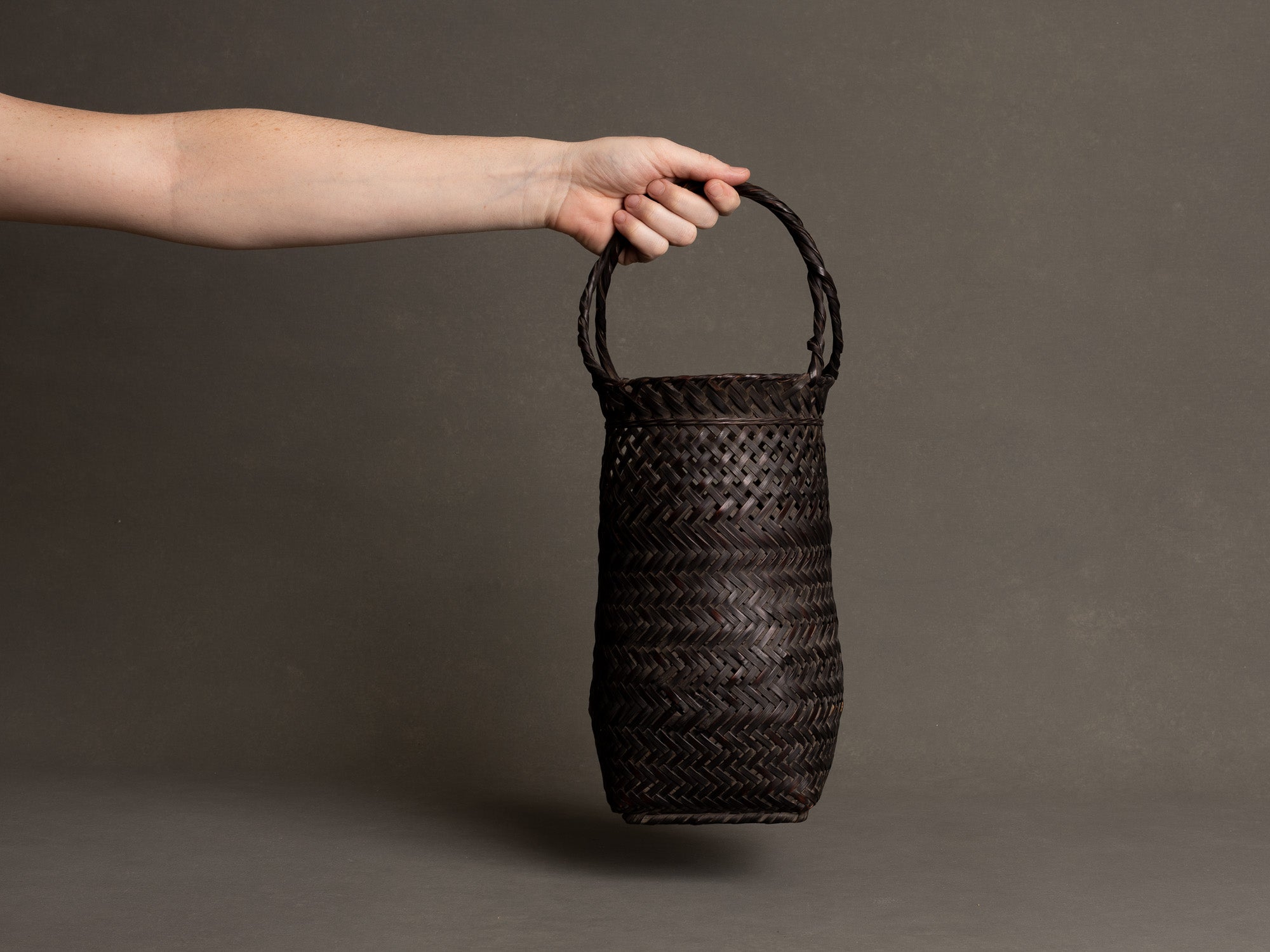 Hanakago, Panier ansé en bambou pour l'ikebana, Japon (Ère Taishō / Début ère Shōwa)..Hanakago Ikebana handled bamboo basket, Japan (Taishō era / early Shōwa era)