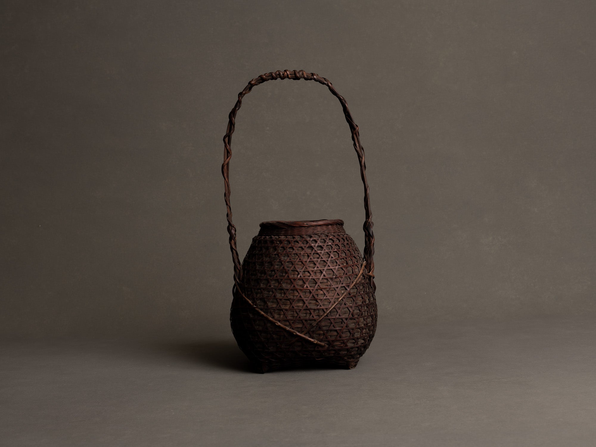 Hanakago, panier à anse pour l'ikebana, Japon (Début ère Shōwa)..Hanakago Ikebana bamboo basket, Japan (Early Shōwa era)