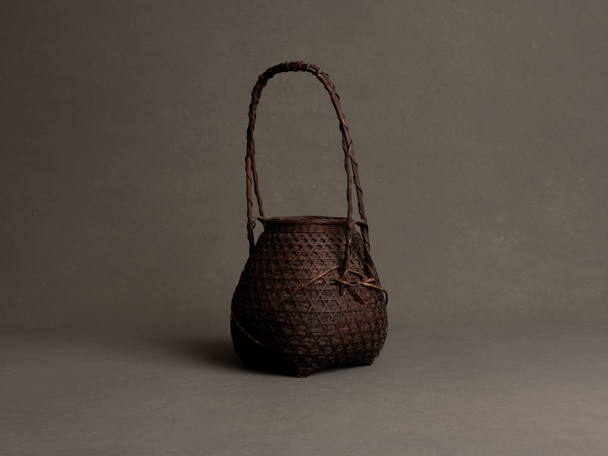 Hanakago, panier à anse pour l'ikebana, Japon (Début ère Shōwa)..Hanakago Ikebana bamboo basket, Japan (Early Shōwa era)