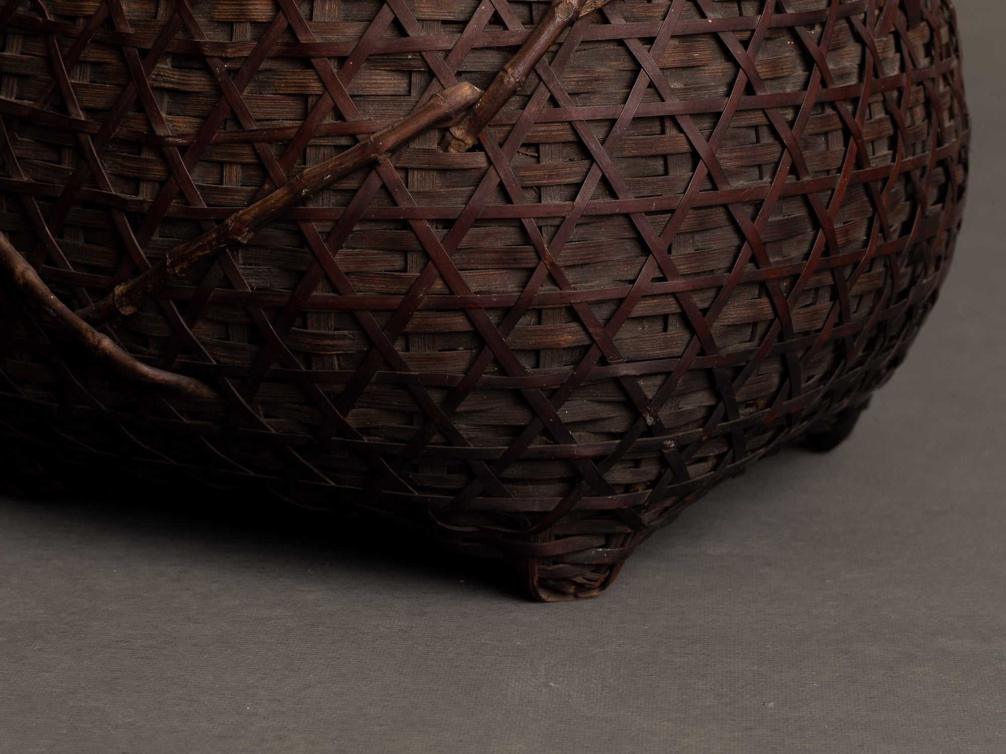 Hanakago, panier à anse pour l'ikebana, Japon (Début ère Shōwa)..Hanakago Ikebana bamboo basket, Japan (Early Shōwa era)