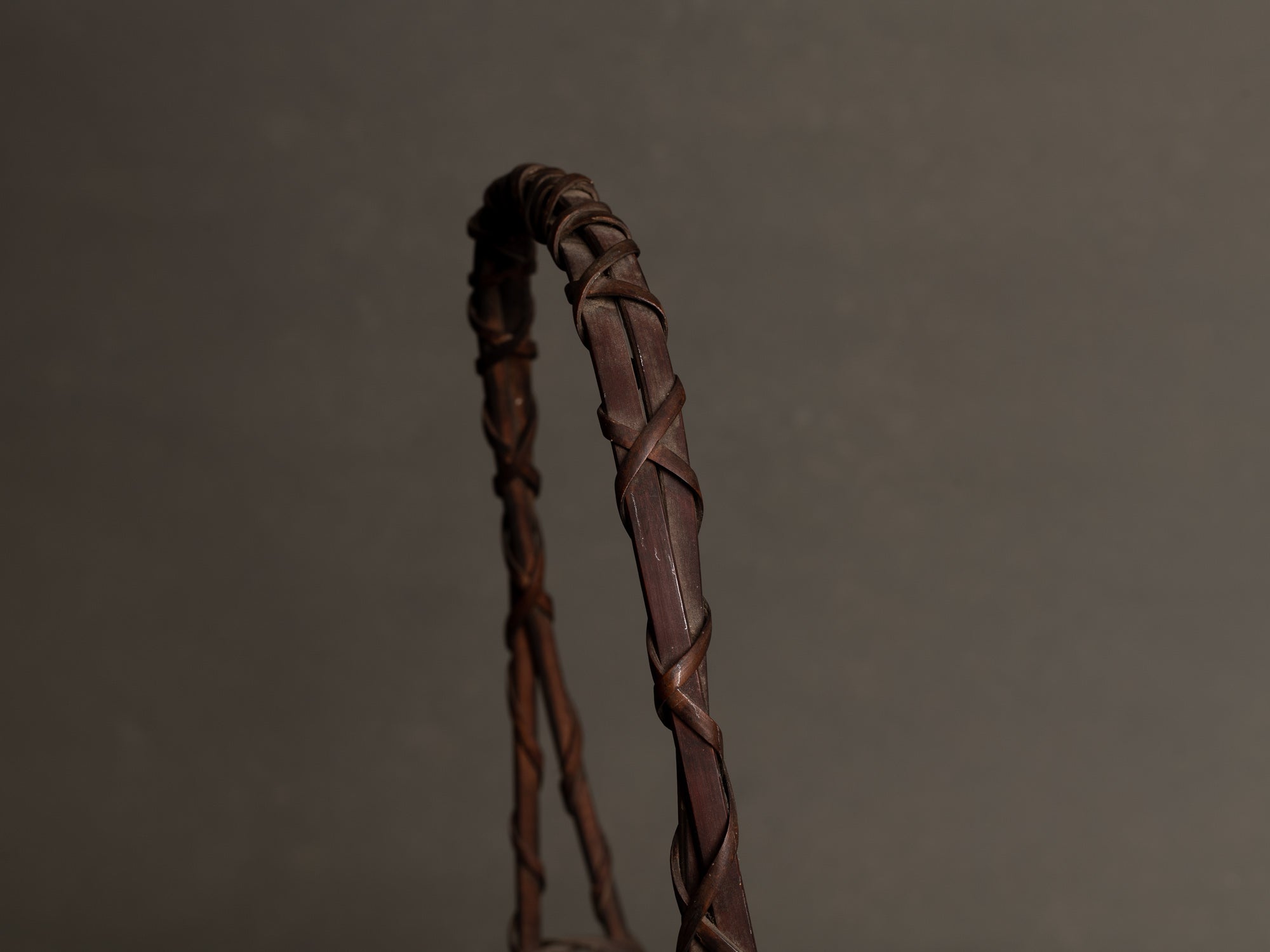 Hanakago, panier à anse pour l'ikebana, Japon (Début ère Shōwa)..Hanakago Ikebana bamboo basket, Japan (Early Shōwa era)