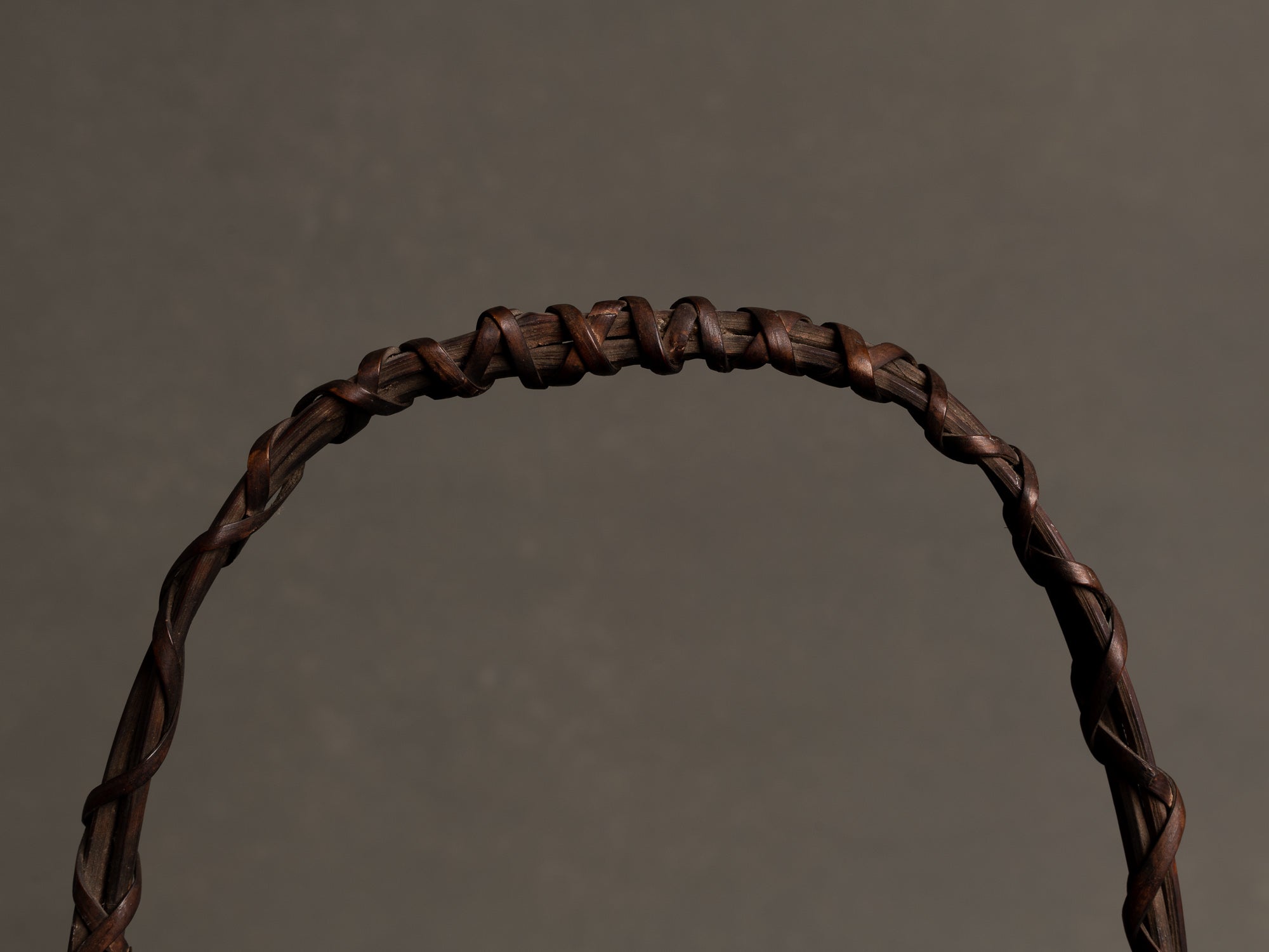 Hanakago, panier à anse pour l'ikebana, Japon (Début ère Shōwa)..Hanakago Ikebana bamboo basket, Japan (Early Shōwa era)