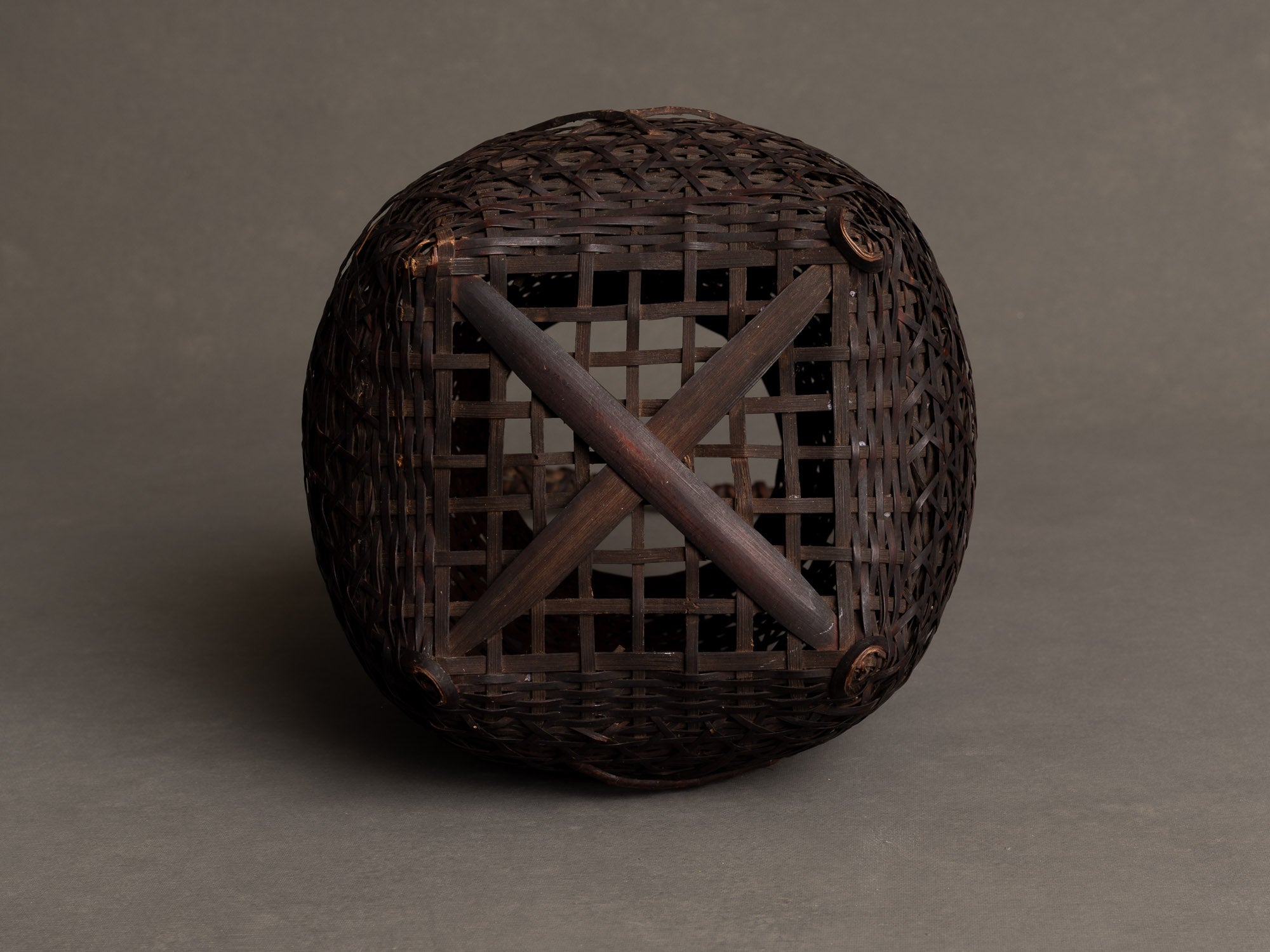 Hanakago, panier à anse pour l'ikebana, Japon (Début ère Shōwa)..Hanakago Ikebana bamboo basket, Japan (Early Shōwa era)