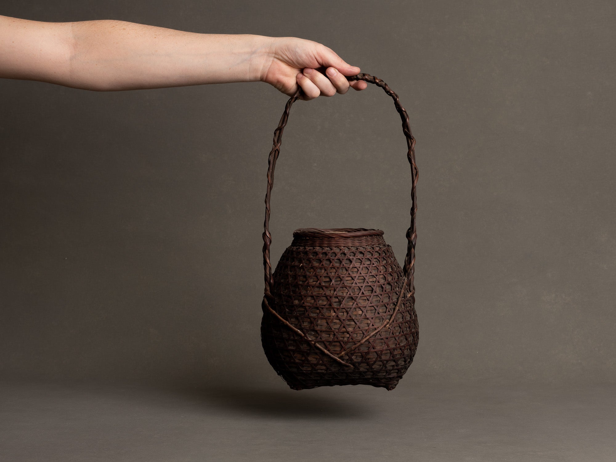 Hanakago, panier à anse pour l'ikebana, Japon (Début ère Shōwa)..Hanakago Ikebana bamboo basket, Japan (Early Shōwa era)