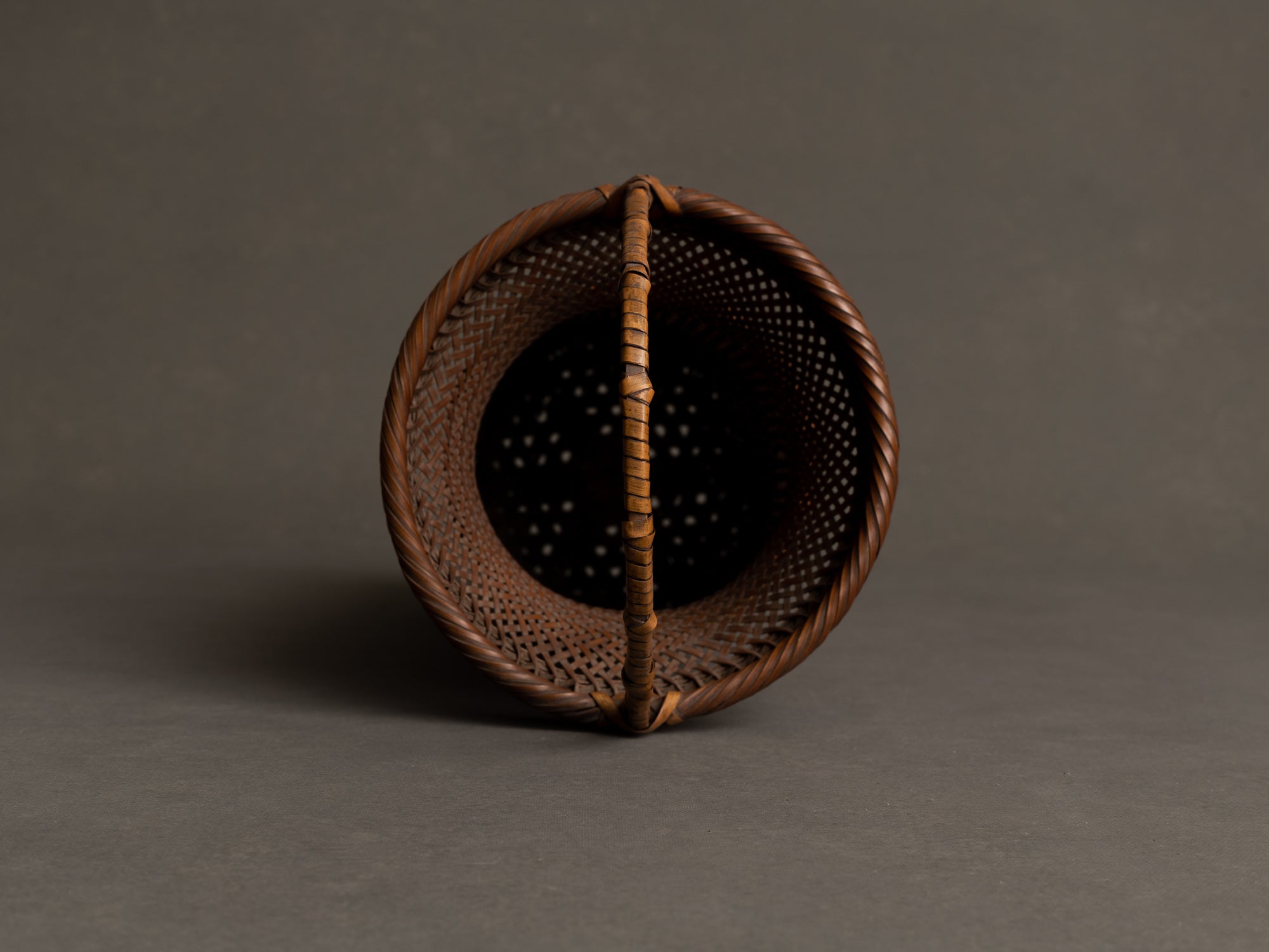 Hanakago, Panier signé en bambou pour l'ikebana, Japon (Ère Taishō / début ère Shōwa)..Huge Hanakago Ikebana bamboo basket, Japan (Taishō era / early Shōwa era)