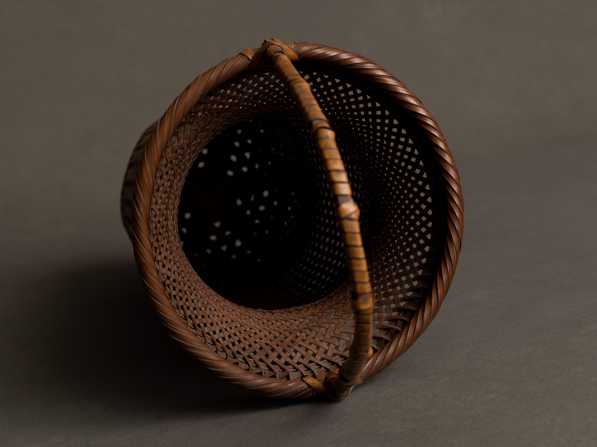 Hanakago, Panier signé en bambou pour l'ikebana, Japon (Ère Taishō / début ère Shōwa)..Huge Hanakago Ikebana bamboo basket, Japan (Taishō era / early Shōwa era)