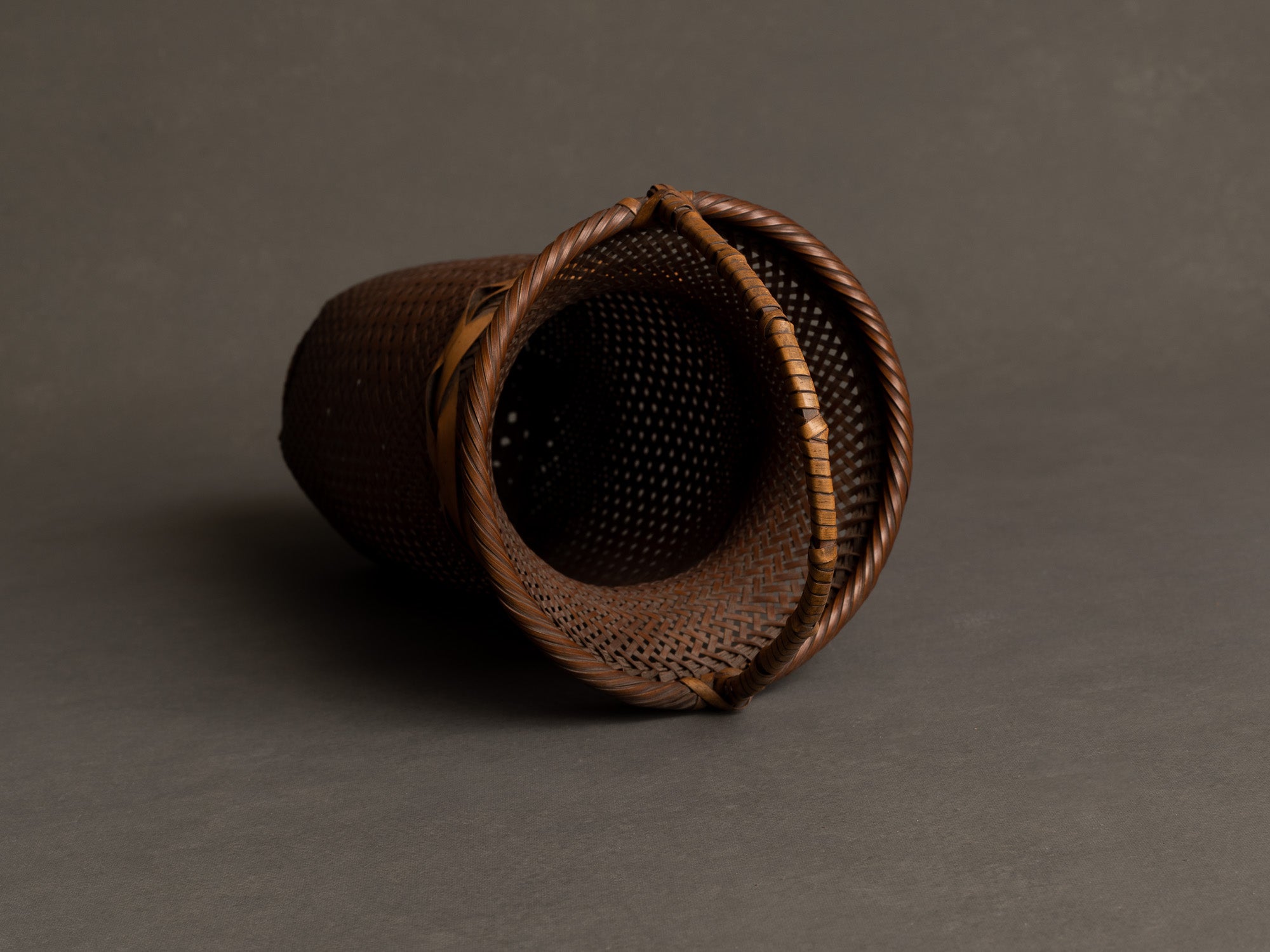 Hanakago, Panier signé en bambou pour l'ikebana, Japon (Ère Taishō / début ère Shōwa)..Huge Hanakago Ikebana bamboo basket, Japan (Taishō era / early Shōwa era)