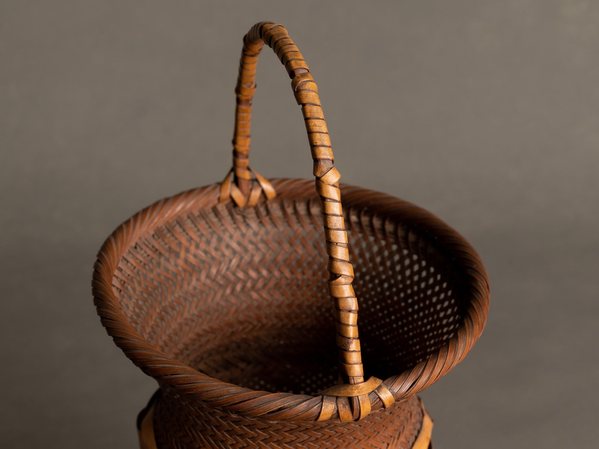 Hanakago, Panier signé en bambou pour l'ikebana, Japon (Ère Taishō / début ère Shōwa)..Huge Hanakago Ikebana bamboo basket, Japan (Taishō era / early Shōwa era)