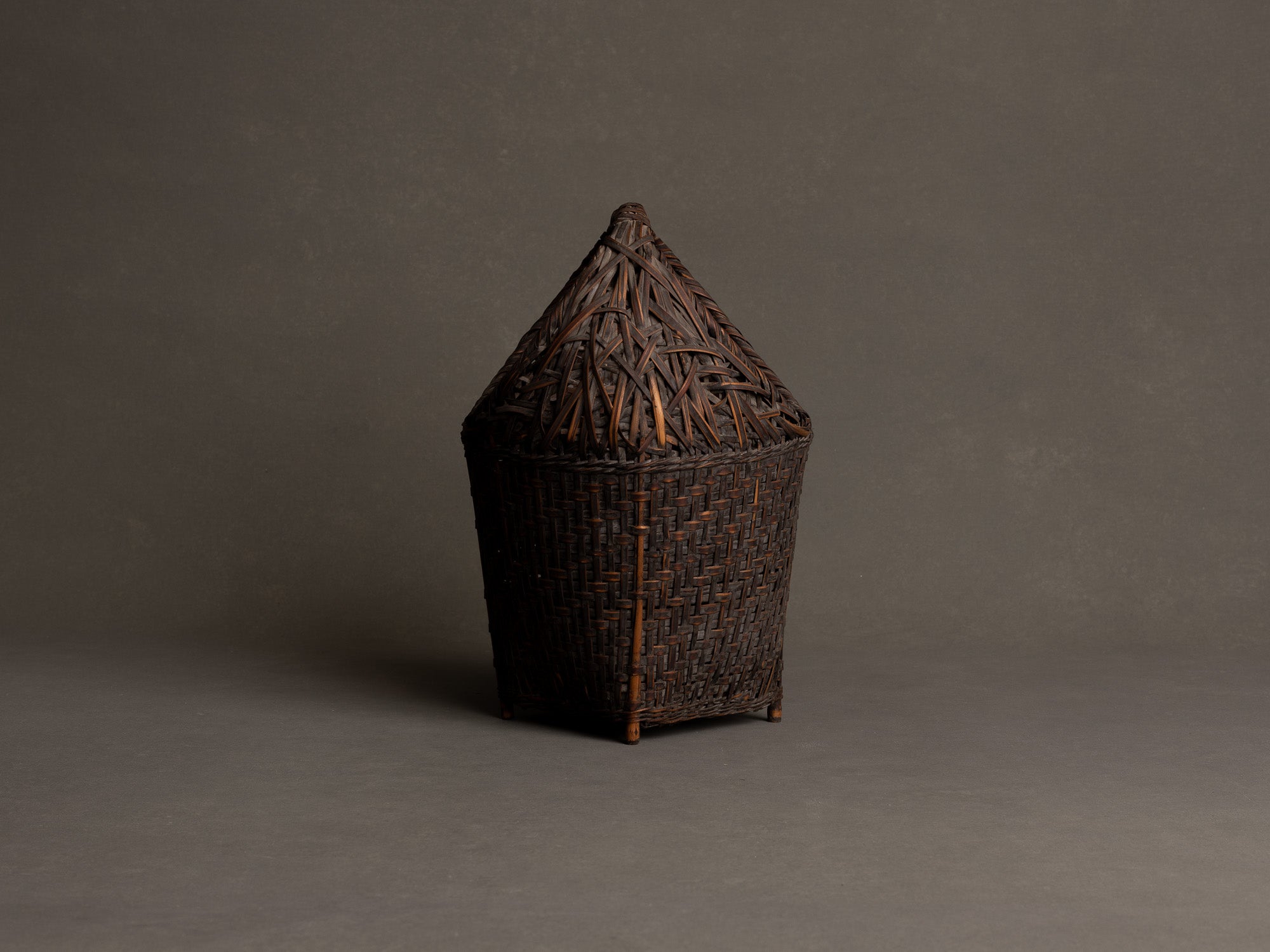 Hanakago, panier à anse sur pied pour l'ikebana en bambou madake bicolore, Japon (fin de l’ère Meiji / ère Taishō)..Hanakago, feeted and handled basket for ikebana in two-tone madake bamboo, Japan (end of Meiji era / Taishō era)