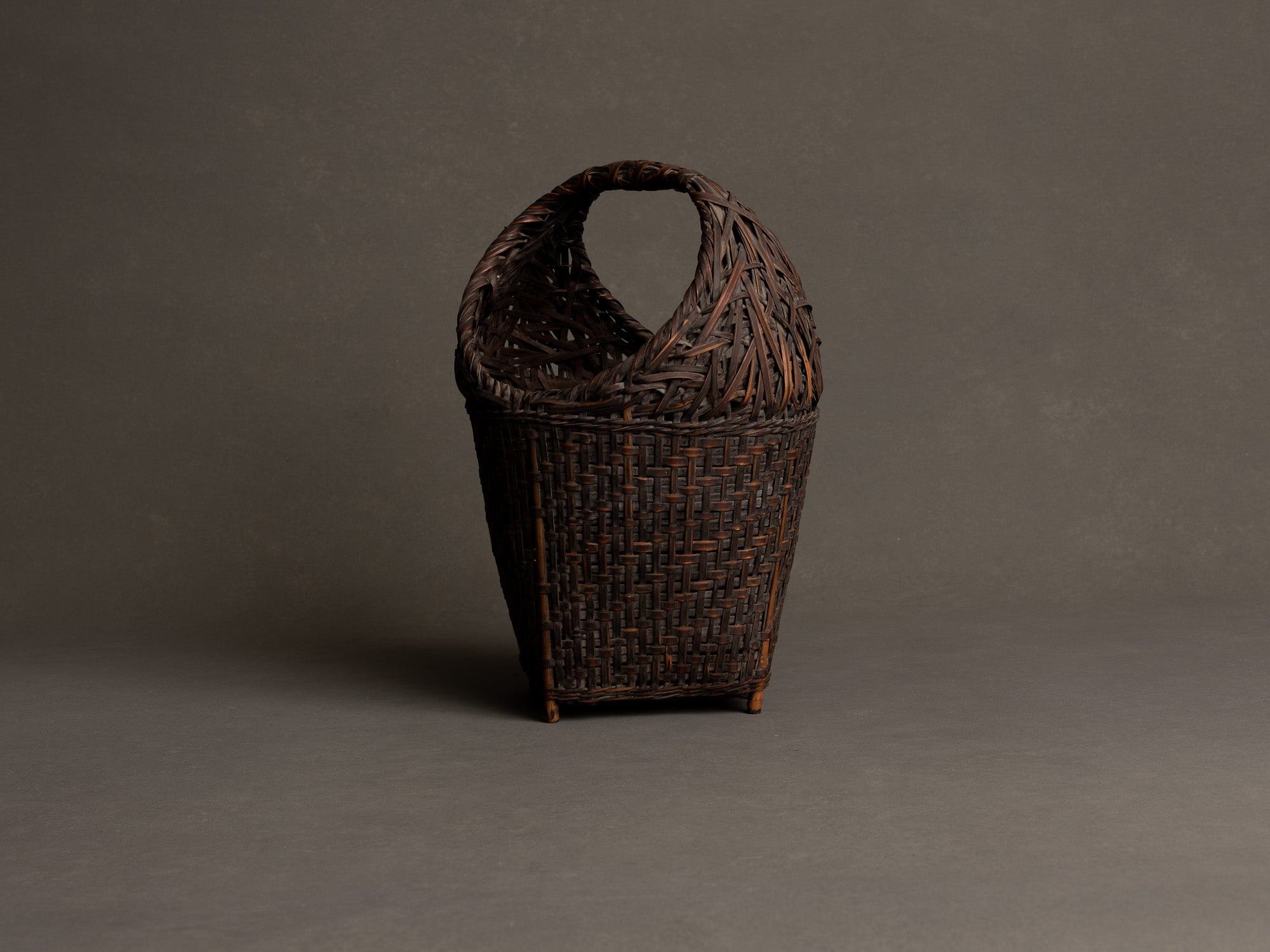 Hanakago, panier à anse sur pied pour l'ikebana en bambou madake bicolore, Japon (fin de l’ère Meiji / ère Taishō)..Hanakago, feeted and handled basket for ikebana in two-tone madake bamboo, Japan (end of Meiji era / Taishō era)