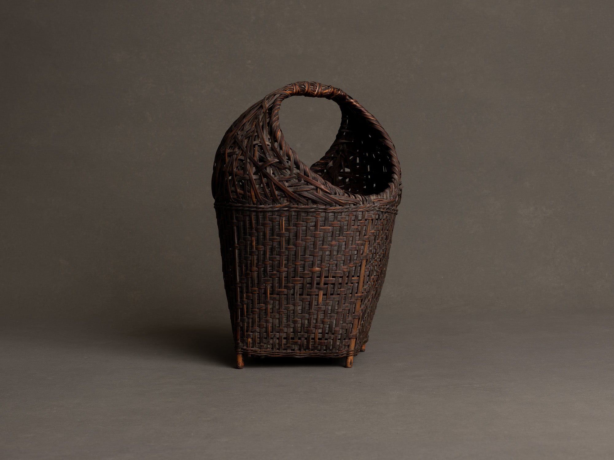 Hanakago, panier à anse sur pied pour l'ikebana en bambou madake bicolore, Japon (fin de l’ère Meiji / ère Taishō)..Hanakago, feeted and handled basket for ikebana in two-tone madake bamboo, Japan (end of Meiji era / Taishō era)