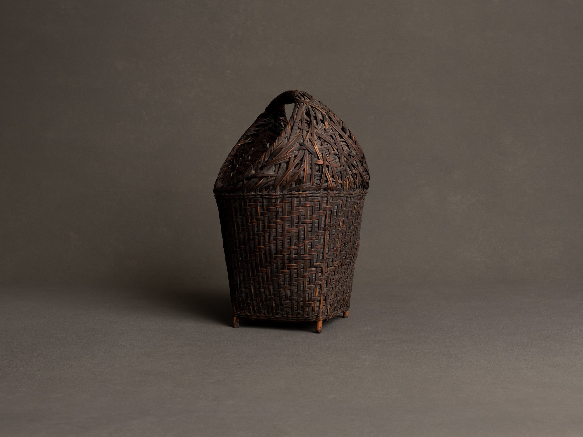Hanakago, panier à anse sur pied pour l'ikebana en bambou madake bicolore, Japon (fin de l’ère Meiji / ère Taishō)..Hanakago, feeted and handled basket for ikebana in two-tone madake bamboo, Japan (end of Meiji era / Taishō era)