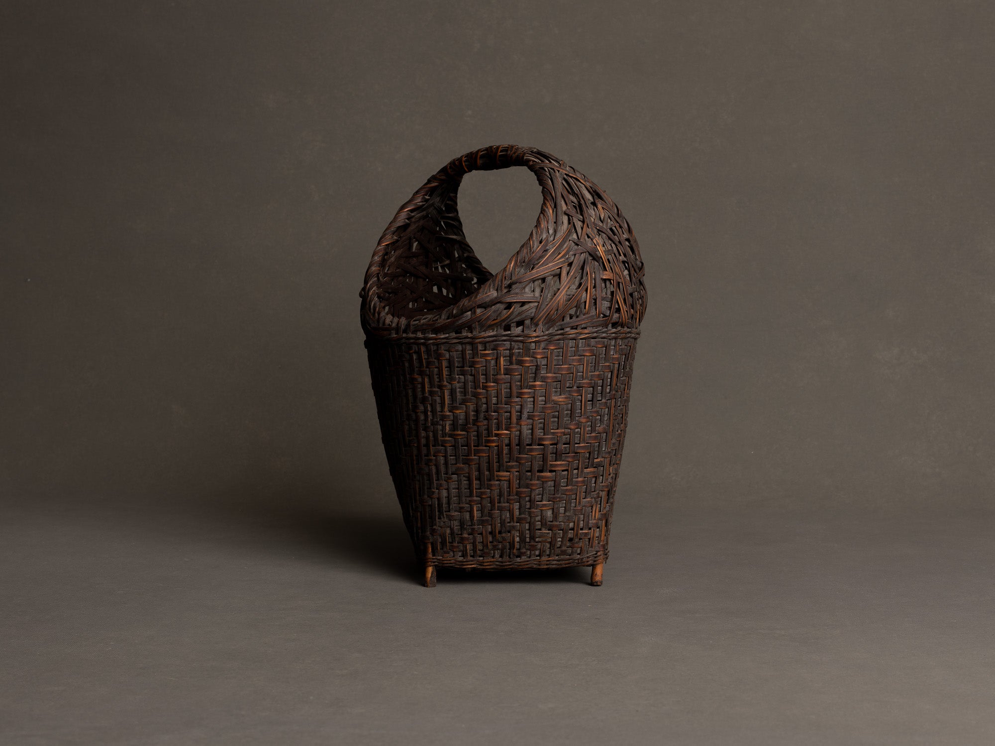 Hanakago, panier à anse sur pied pour l'ikebana en bambou madake bicolore, Japon (fin de l’ère Meiji / ère Taishō)..Hanakago, feeted and handled basket for ikebana in two-tone madake bamboo, Japan (end of Meiji era / Taishō era)