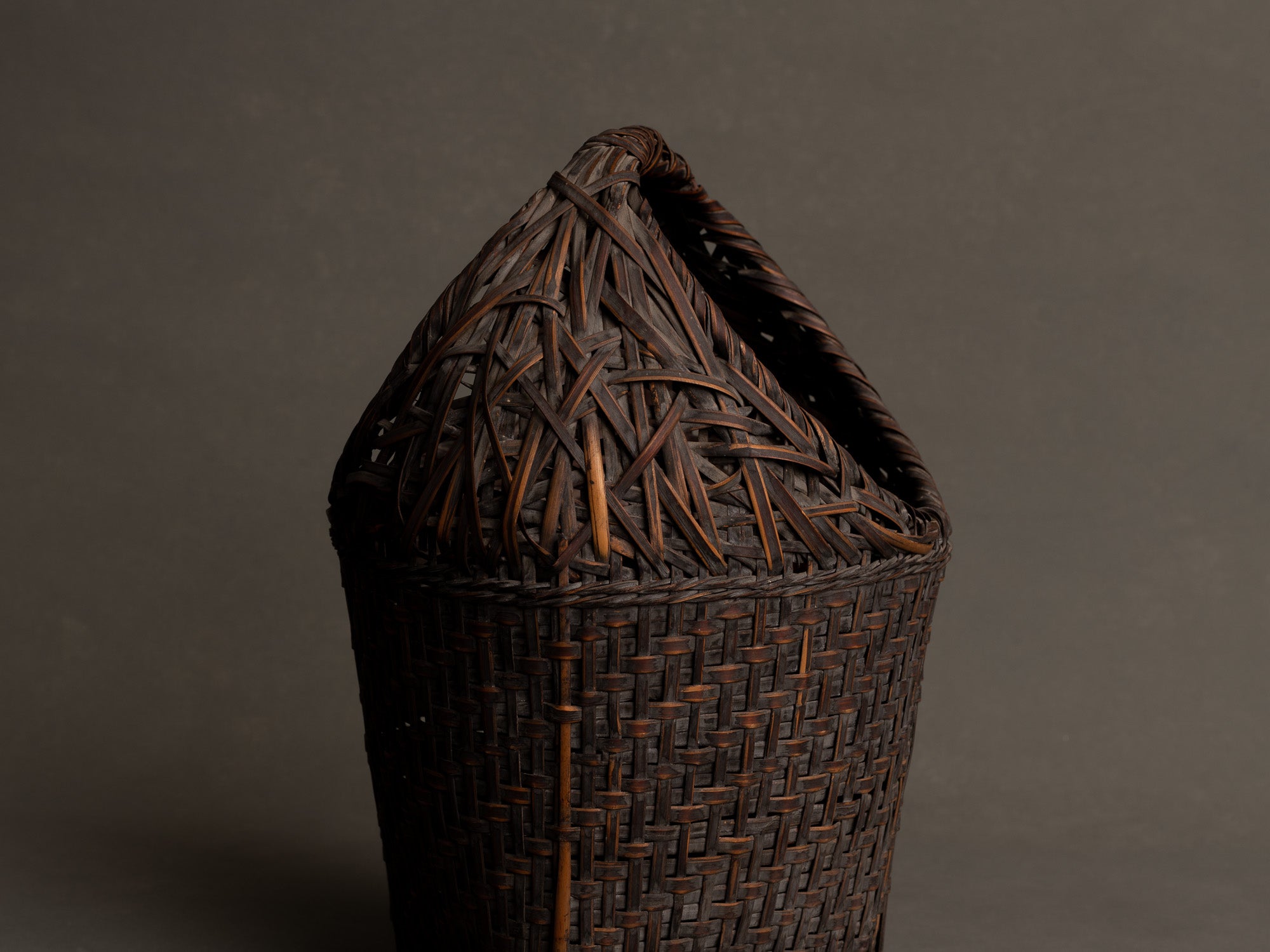 Hanakago, panier à anse sur pied pour l'ikebana en bambou madake bicolore, Japon (fin de l’ère Meiji / ère Taishō)..Hanakago, feeted and handled basket for ikebana in two-tone madake bamboo, Japan (end of Meiji era / Taishō era)