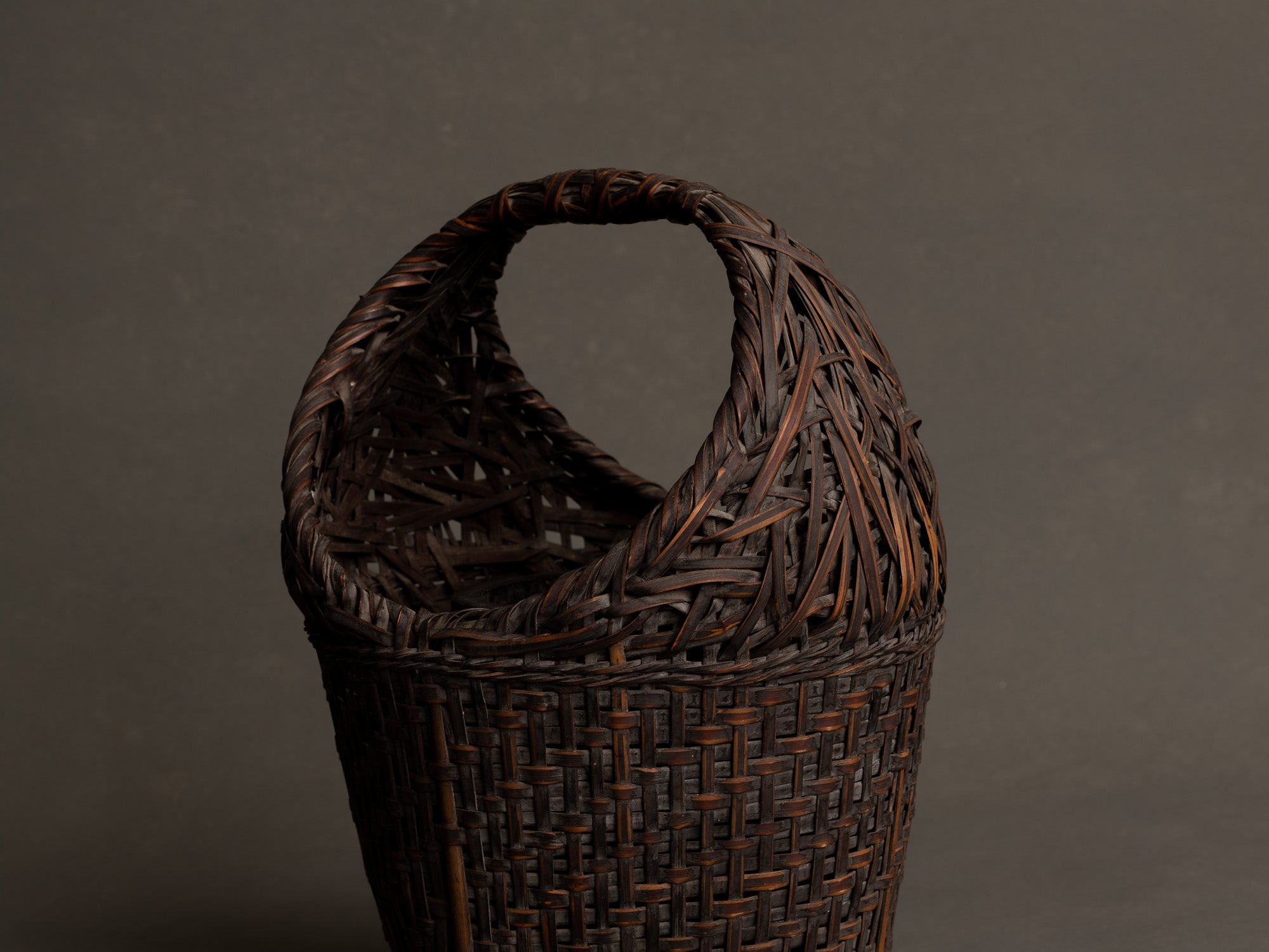 Hanakago, panier à anse sur pied pour l'ikebana en bambou madake bicolore, Japon (fin de l’ère Meiji / ère Taishō)..Hanakago, feeted and handled basket for ikebana in two-tone madake bamboo, Japan (end of Meiji era / Taishō era)