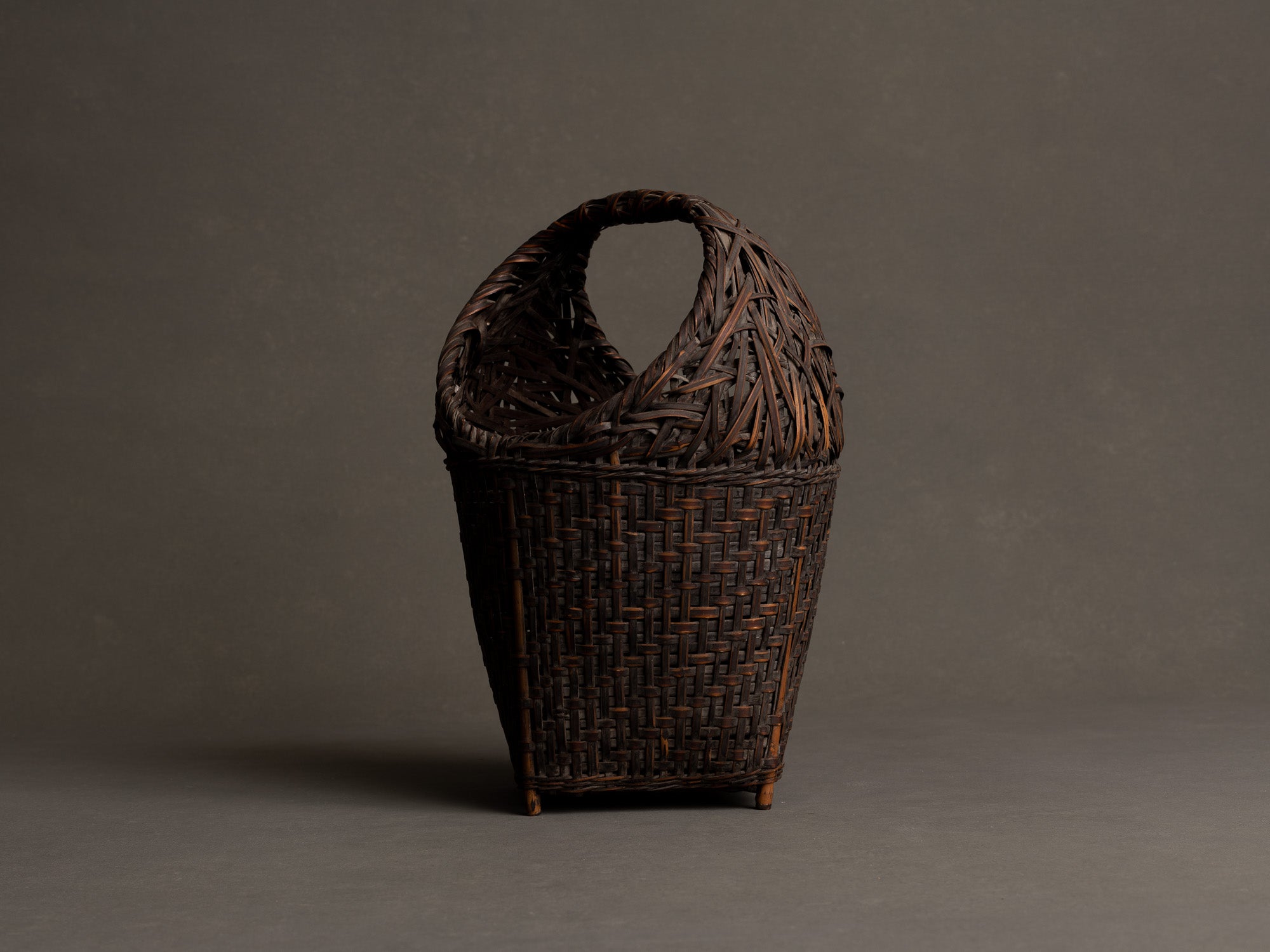 Hanakago, panier à anse sur pied pour l'ikebana en bambou madake bicolore, Japon (fin de l’ère Meiji / ère Taishō)..Hanakago, feeted and handled basket for ikebana in two-tone madake bamboo, Japan (end of Meiji era / Taishō era)