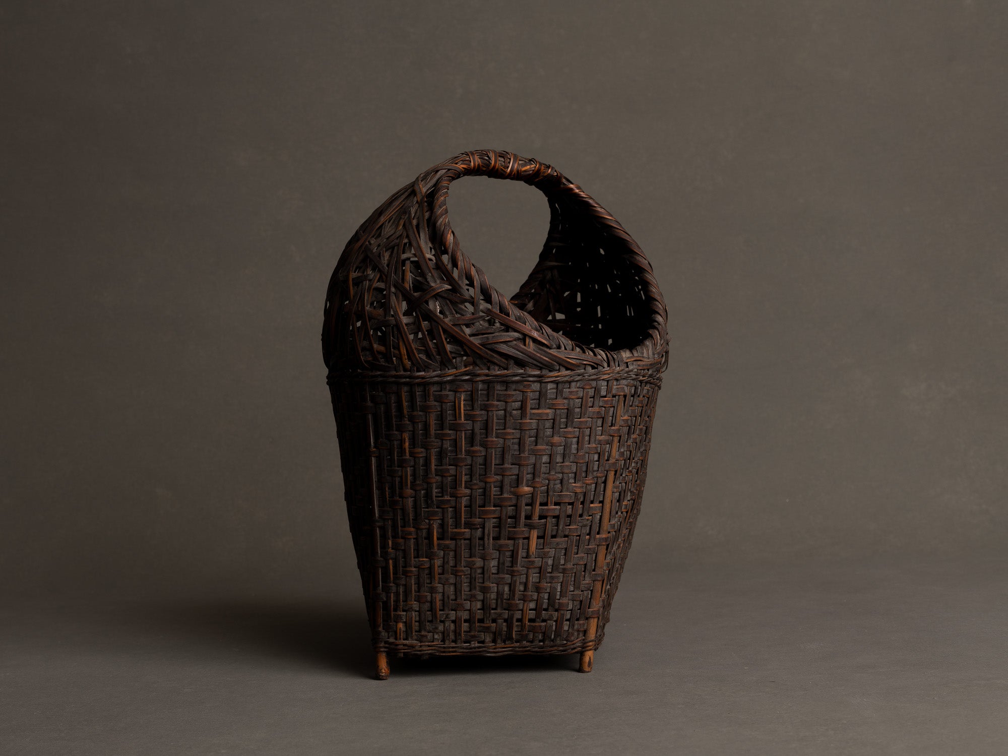 Hanakago, panier à anse sur pied pour l'ikebana en bambou madake bicolore, Japon (fin de l’ère Meiji / ère Taishō)..Hanakago, feeted and handled basket for ikebana in two-tone madake bamboo, Japan (end of Meiji era / Taishō era)