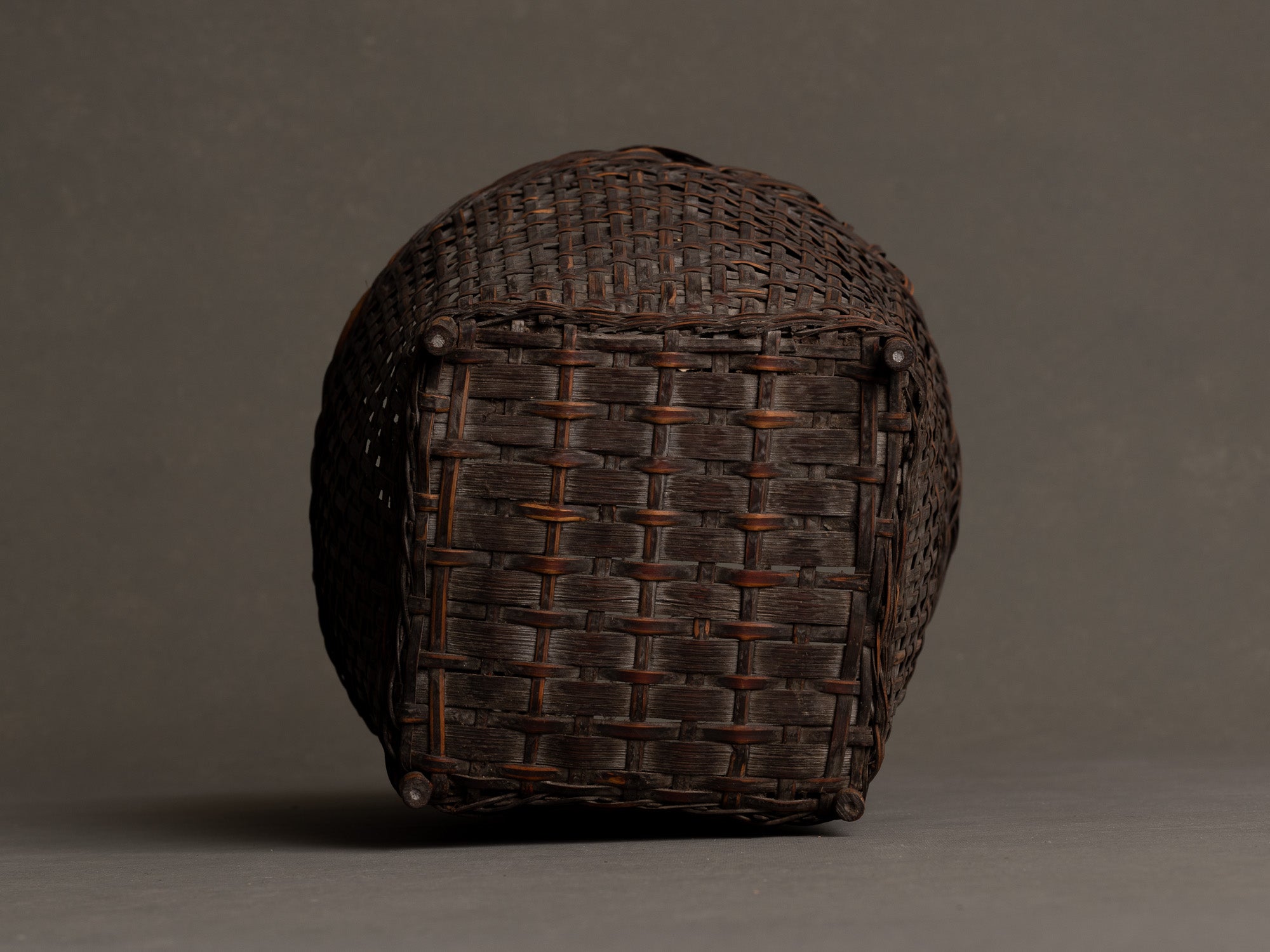 Hanakago, panier à anse sur pied pour l'ikebana en bambou madake bicolore, Japon (fin de l’ère Meiji / ère Taishō)..Hanakago, feeted and handled basket for ikebana in two-tone madake bamboo, Japan (end of Meiji era / Taishō era)
