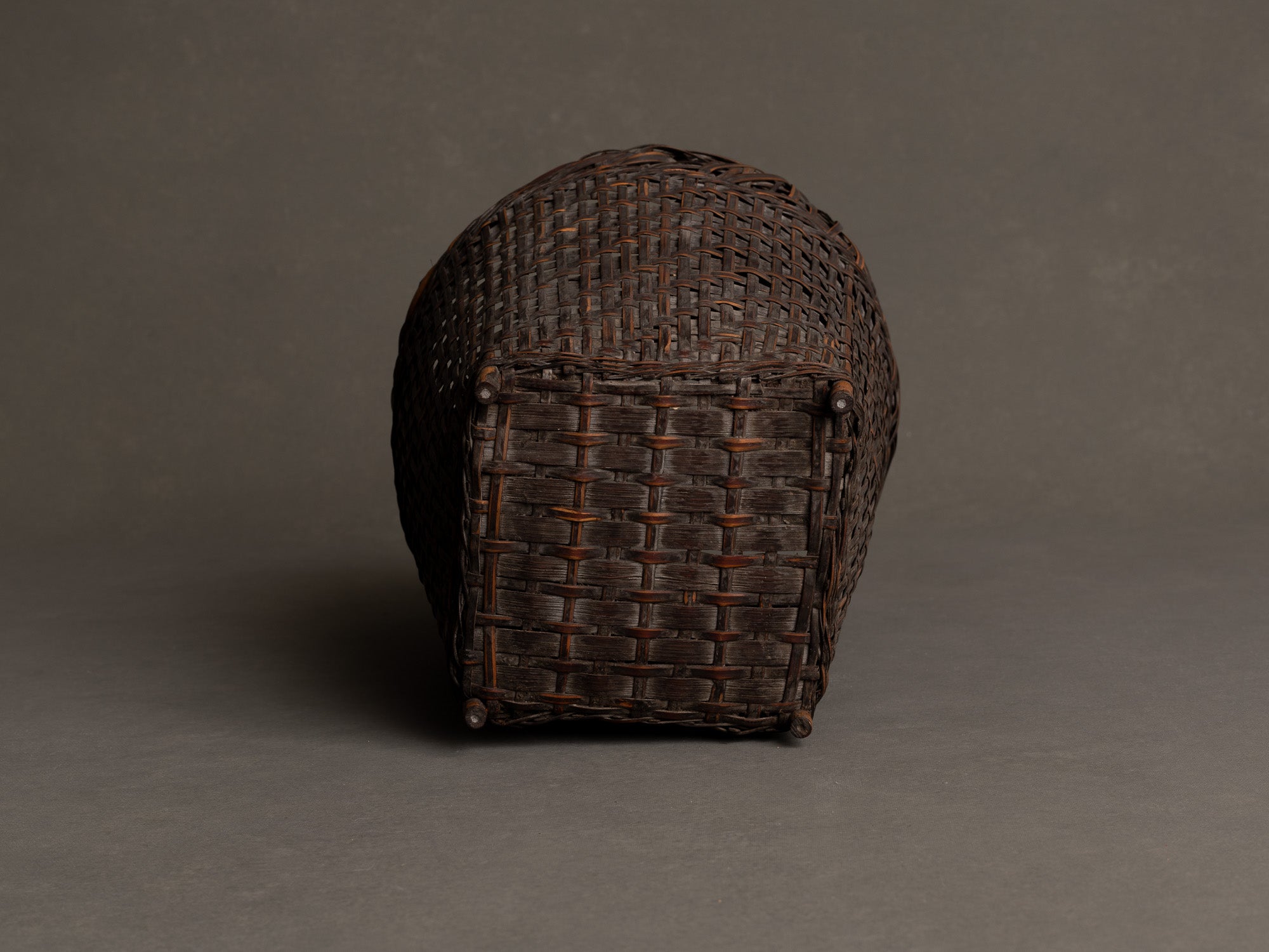 Hanakago, panier à anse sur pied pour l'ikebana en bambou madake bicolore, Japon (fin de l’ère Meiji / ère Taishō)..Hanakago, feeted and handled basket for ikebana in two-tone madake bamboo, Japan (end of Meiji era / Taishō era)