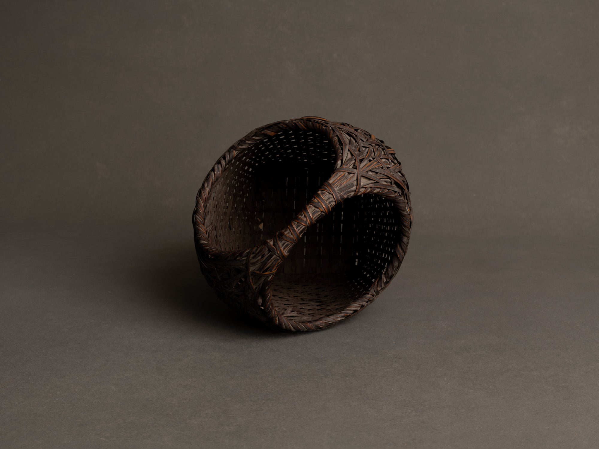 Hanakago, panier à anse sur pied pour l'ikebana en bambou madake bicolore, Japon (fin de l’ère Meiji / ère Taishō)..Hanakago, feeted and handled basket for ikebana in two-tone madake bamboo, Japan (end of Meiji era / Taishō era)
