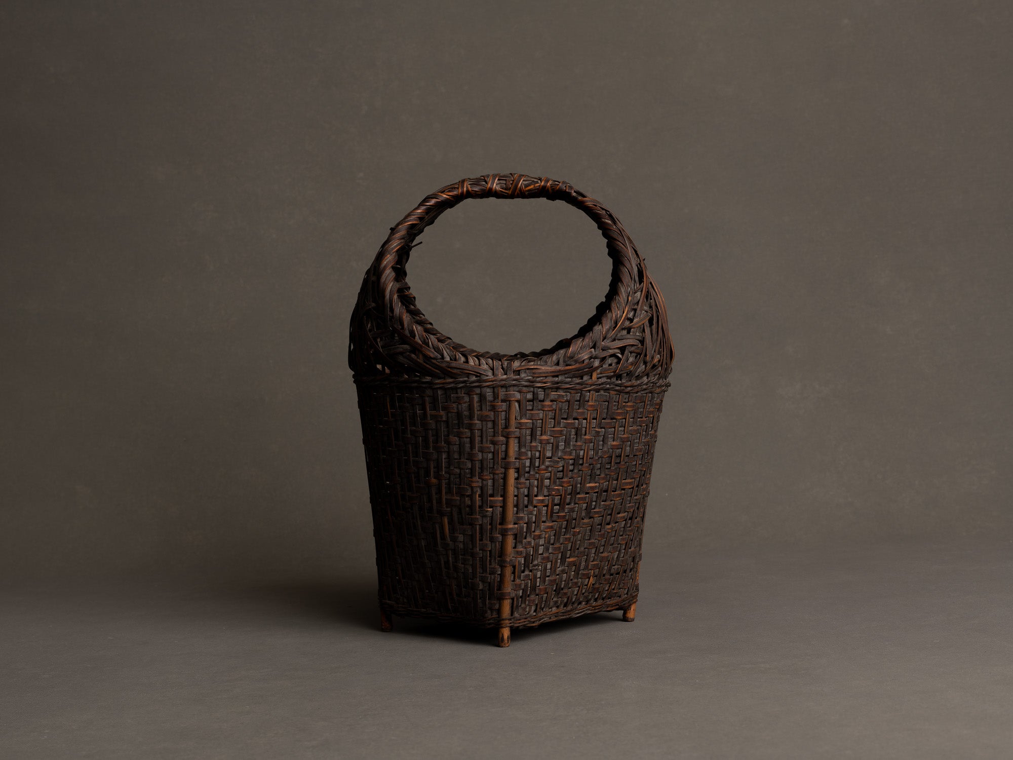 Hanakago, panier à anse sur pied pour l'ikebana en bambou madake bicolore, Japon (fin de l’ère Meiji / ère Taishō)..Hanakago, feeted and handled basket for ikebana in two-tone madake bamboo, Japan (end of Meiji era / Taishō era)