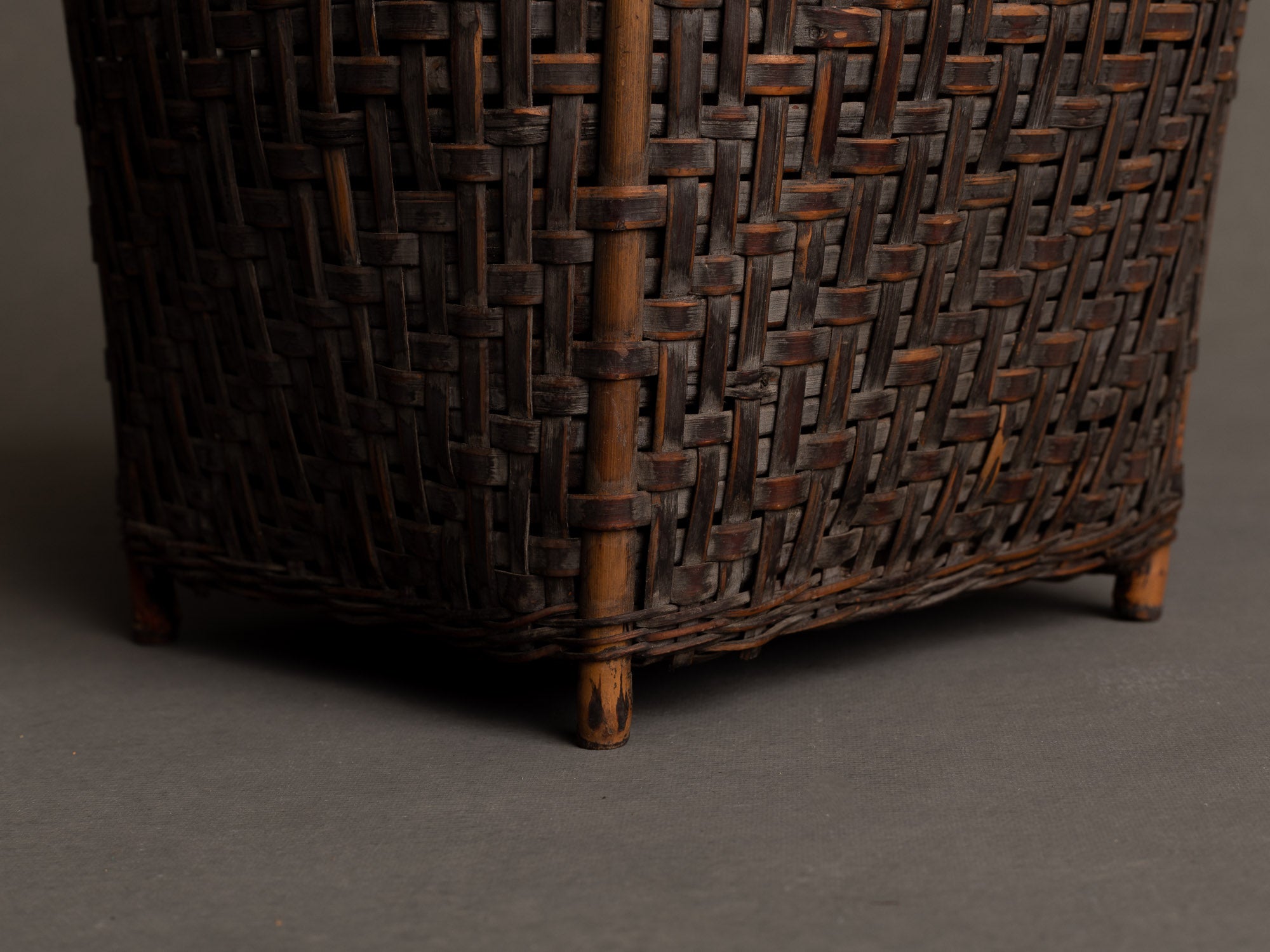 Hanakago, panier à anse sur pied pour l'ikebana en bambou madake bicolore, Japon (fin de l’ère Meiji / ère Taishō)..Hanakago, feeted and handled basket for ikebana in two-tone madake bamboo, Japan (end of Meiji era / Taishō era)