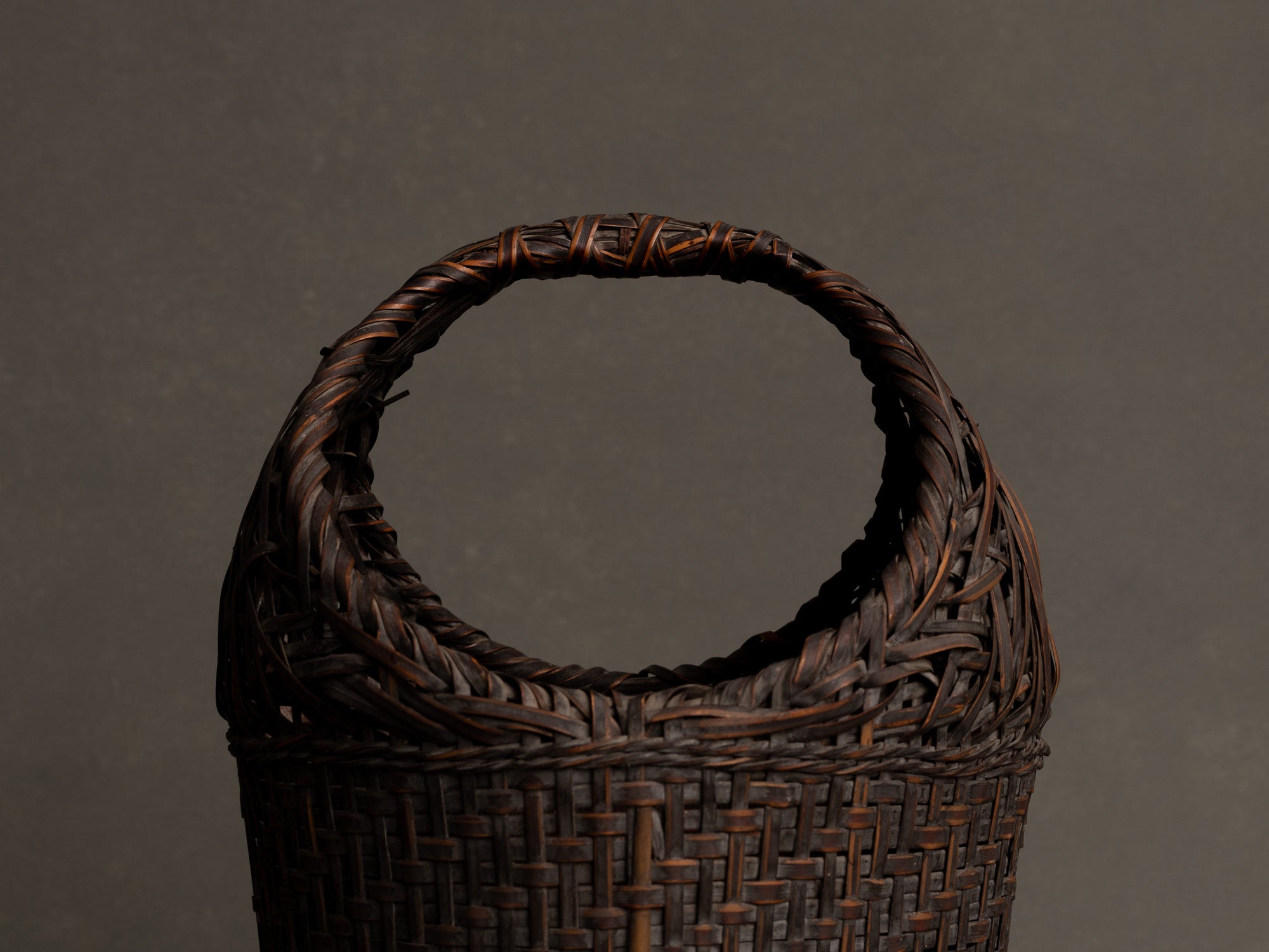 Hanakago, panier à anse sur pied pour l'ikebana en bambou madake bicolore, Japon (fin de l’ère Meiji / ère Taishō)..Hanakago, feeted and handled basket for ikebana in two-tone madake bamboo, Japan (end of Meiji era / Taishō era)